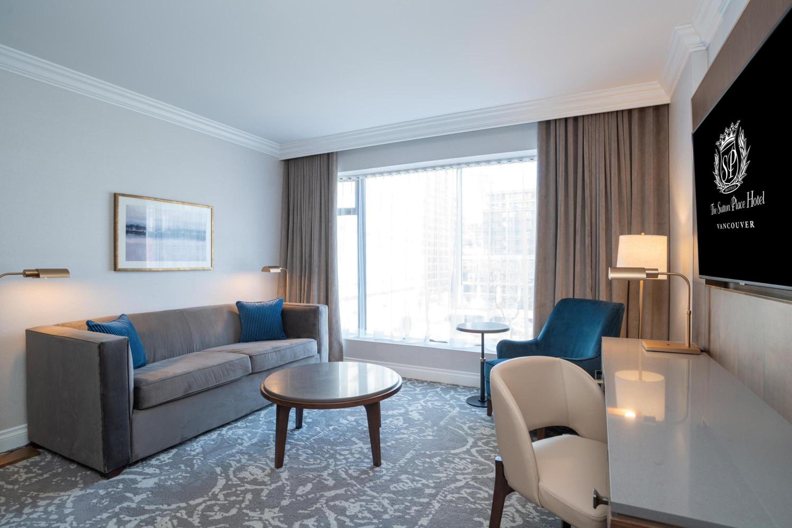 Executive Suite, 1 King Bed, Wet Bar - Photo 4
