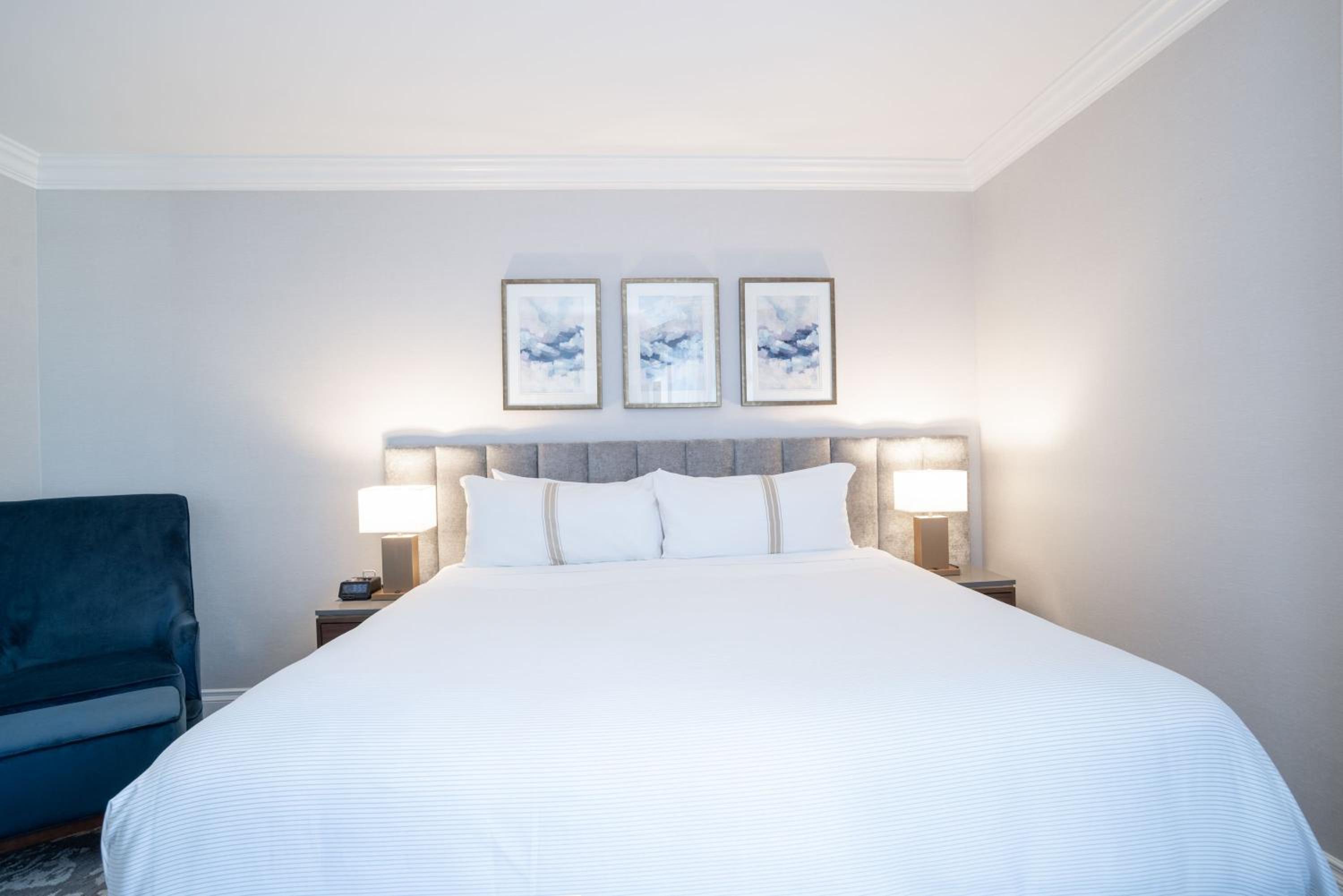 Executive Suite, 1 King Bed, Wet Bar - Photo 1