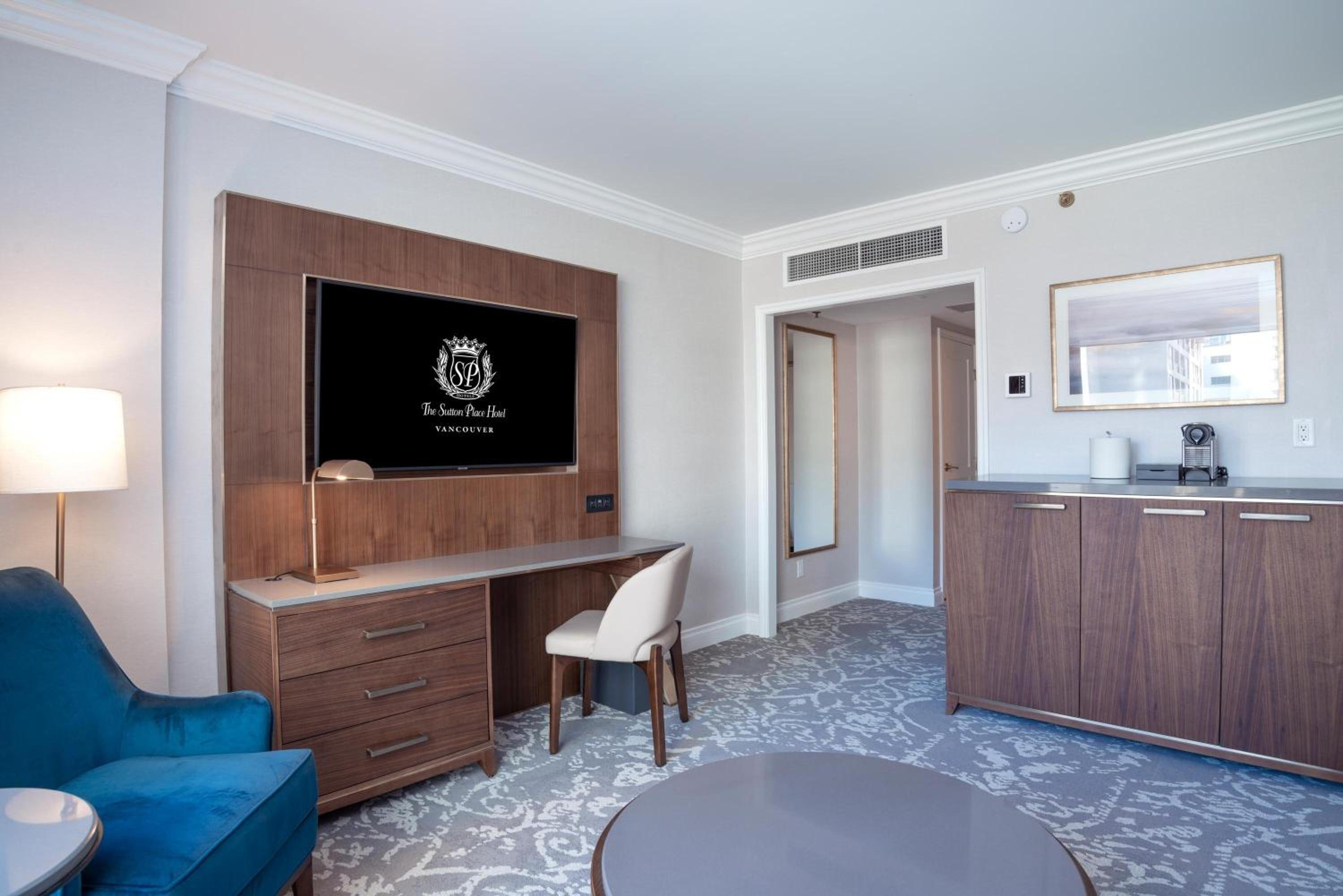 Executive Suite, 1 King Bed, Wet Bar - Photo 5