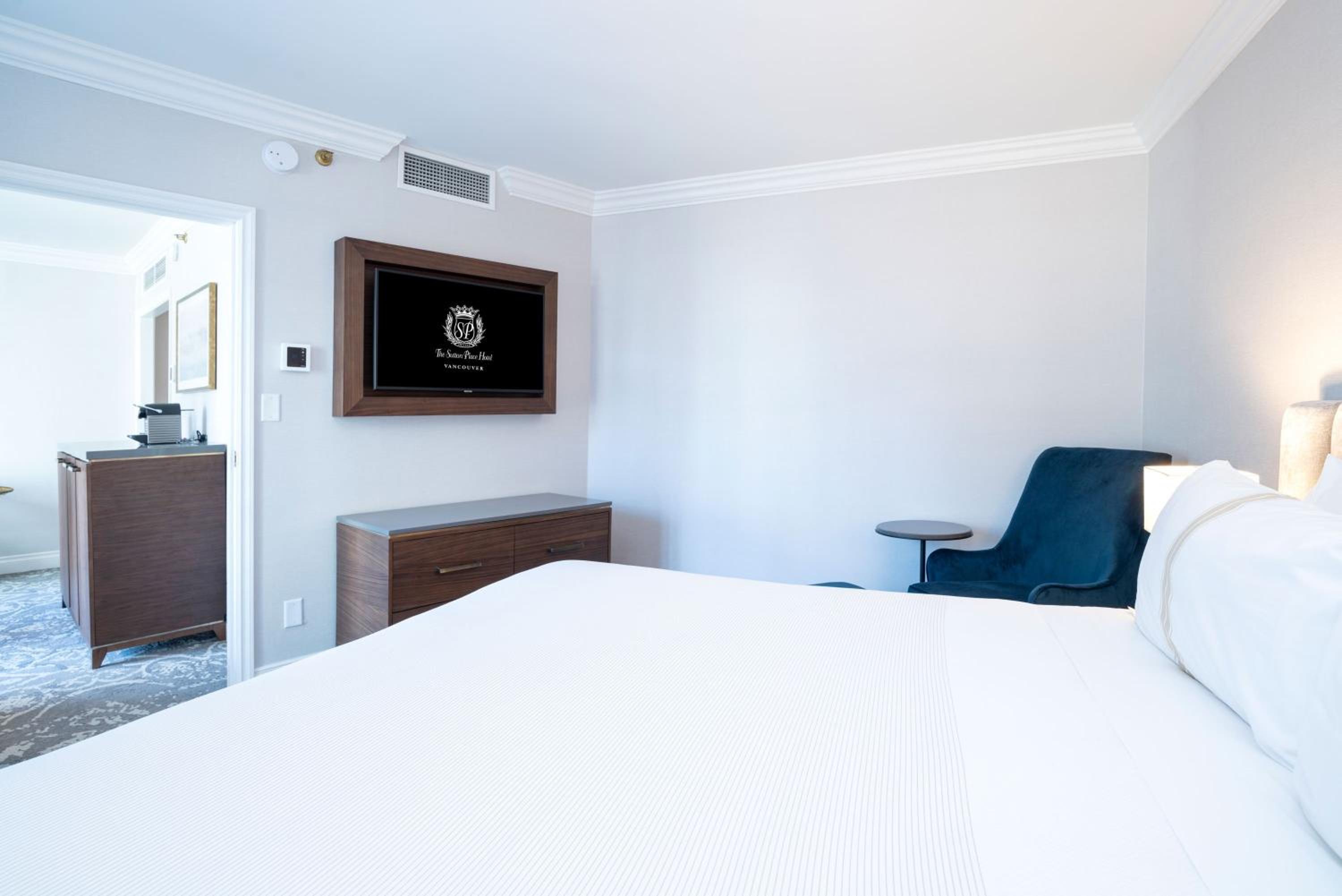 Executive Suite, 1 King Bed, Wet Bar - Photo 3