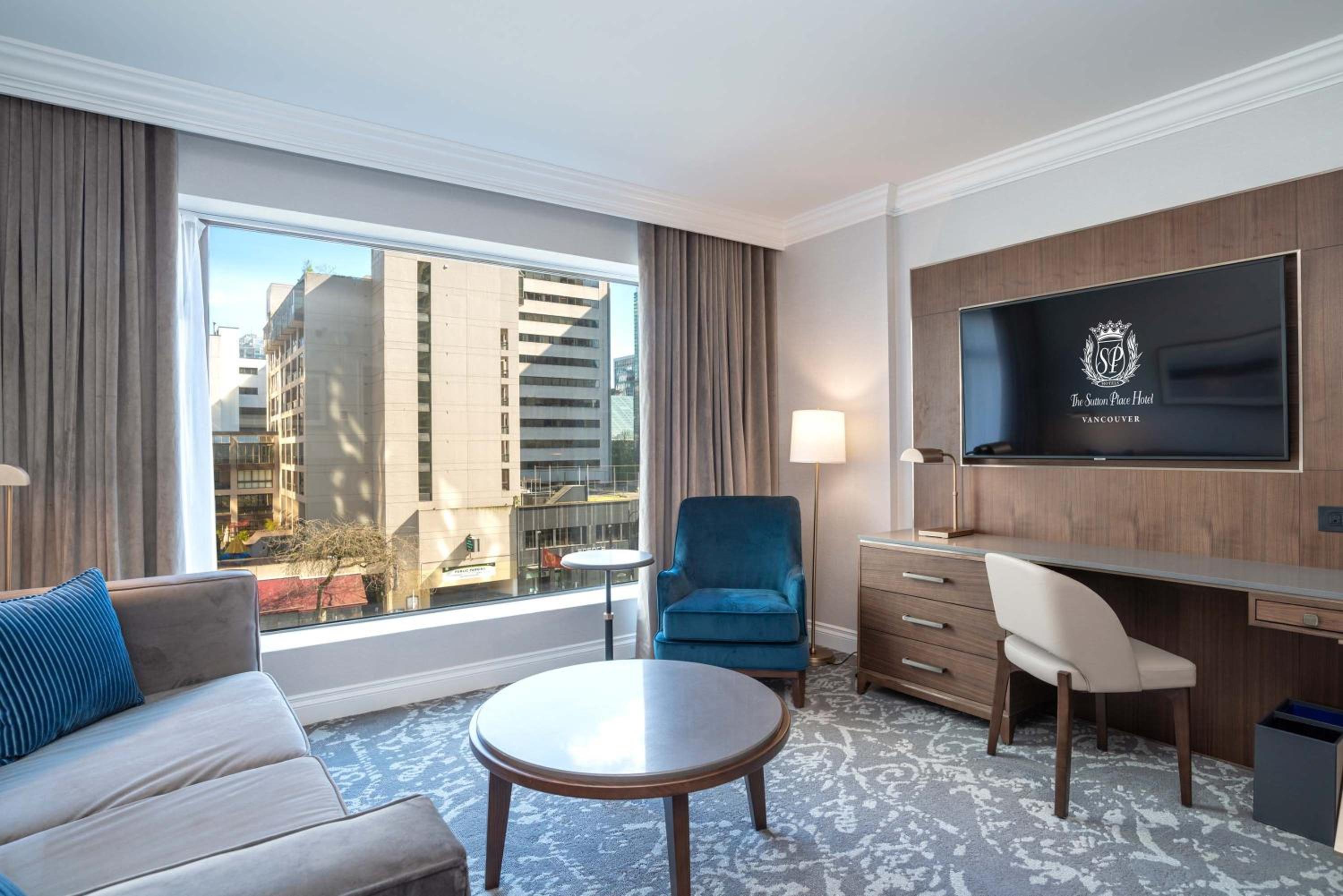 Executive Suite, 1 King Bed, Wet Bar - Photo 6