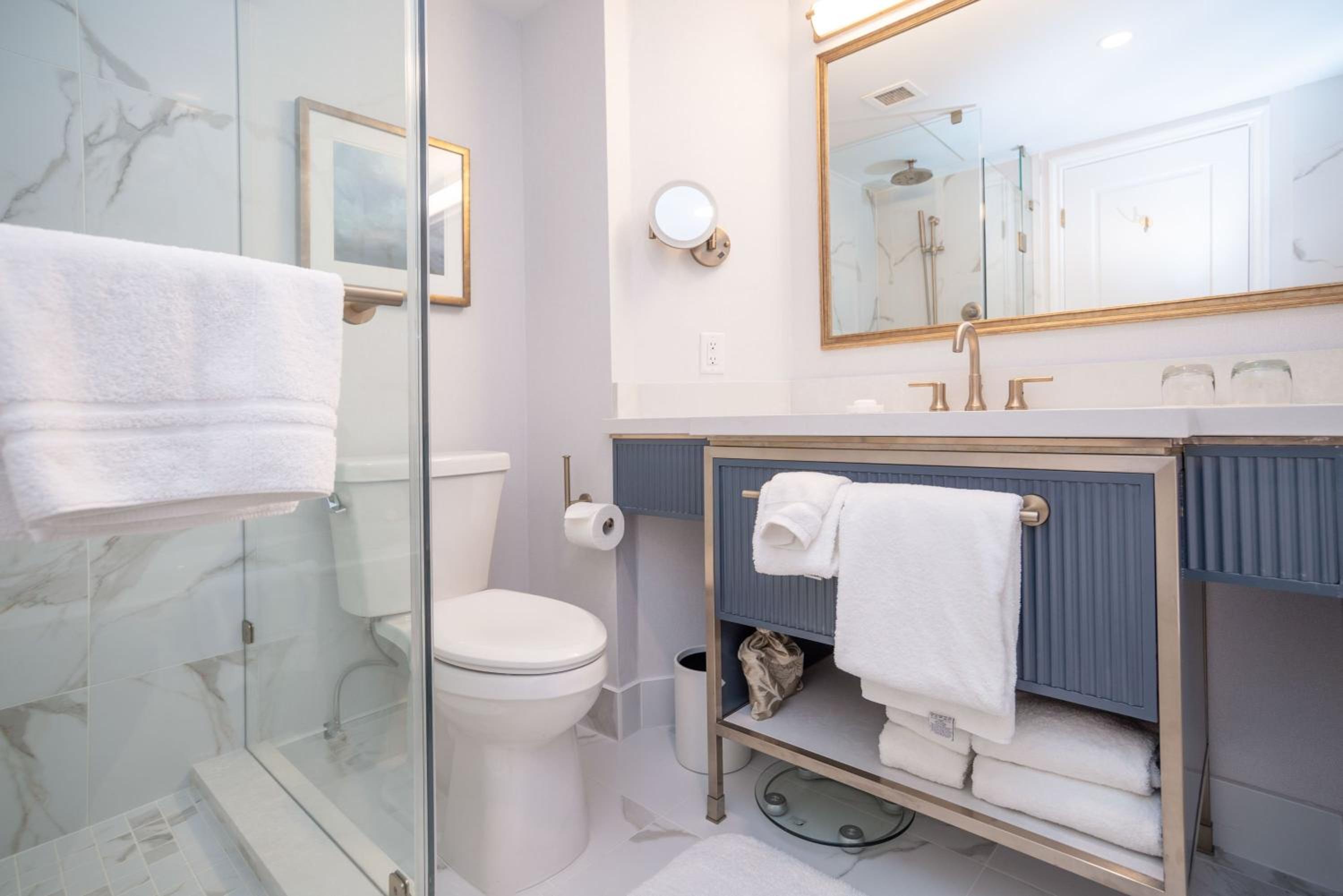 Executive Suite, 1 King Bed, Wet Bar - Photo 8