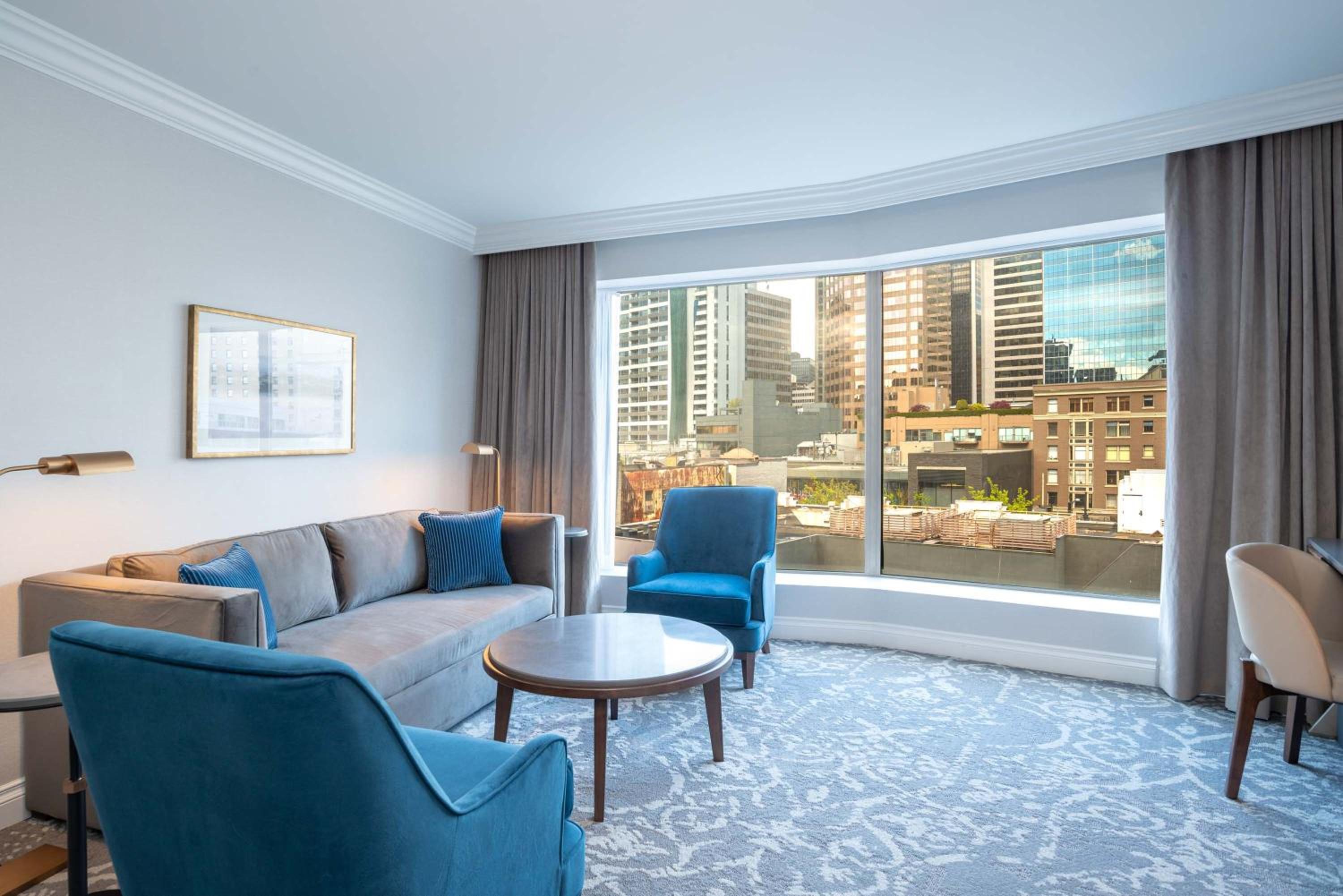 Grand Suite, 1 King Bed, Sofa Bed, Wet Bar - Photo 3