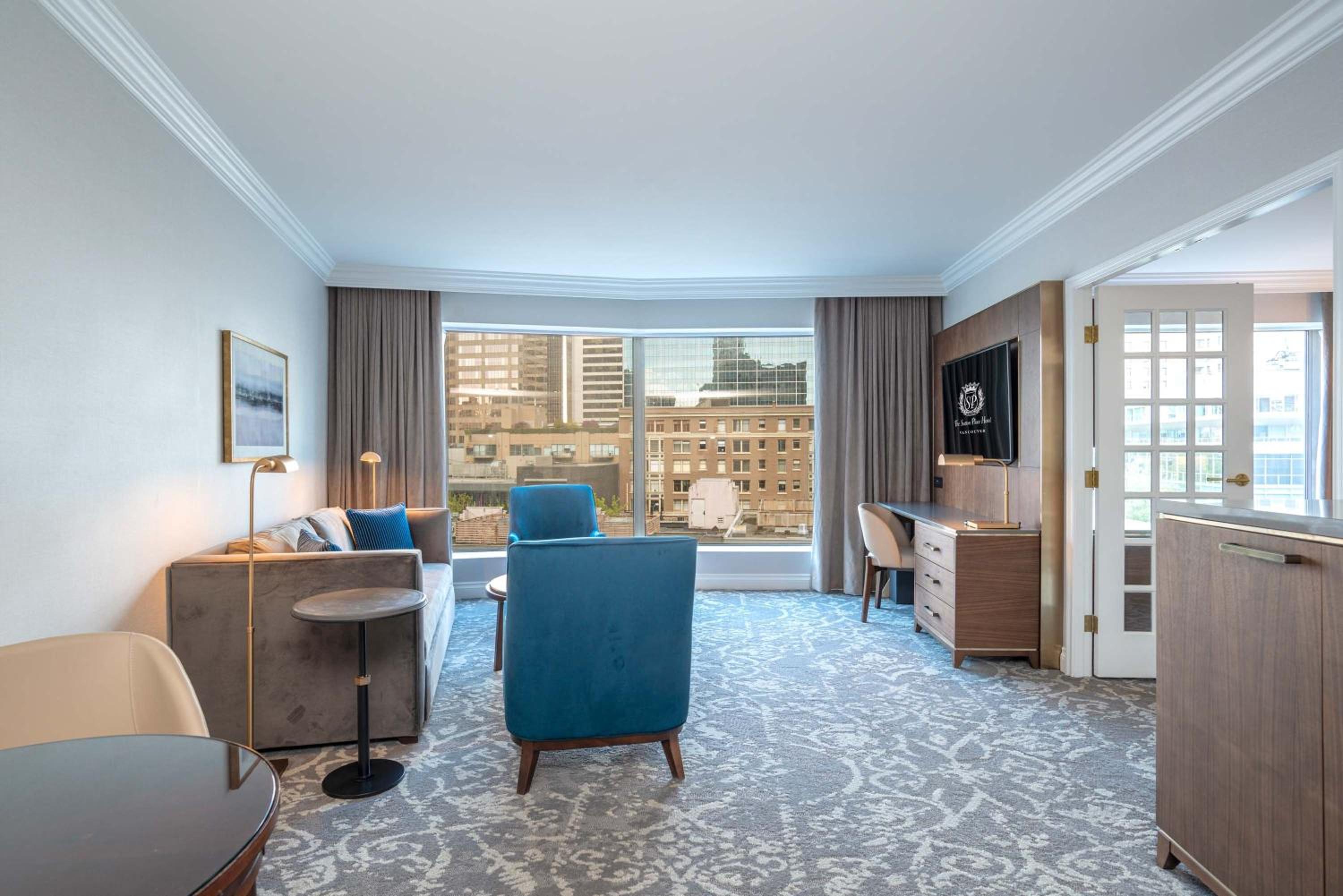 Grand Suite, 1 King Bed, Sofa Bed, Wet Bar - Photo 10