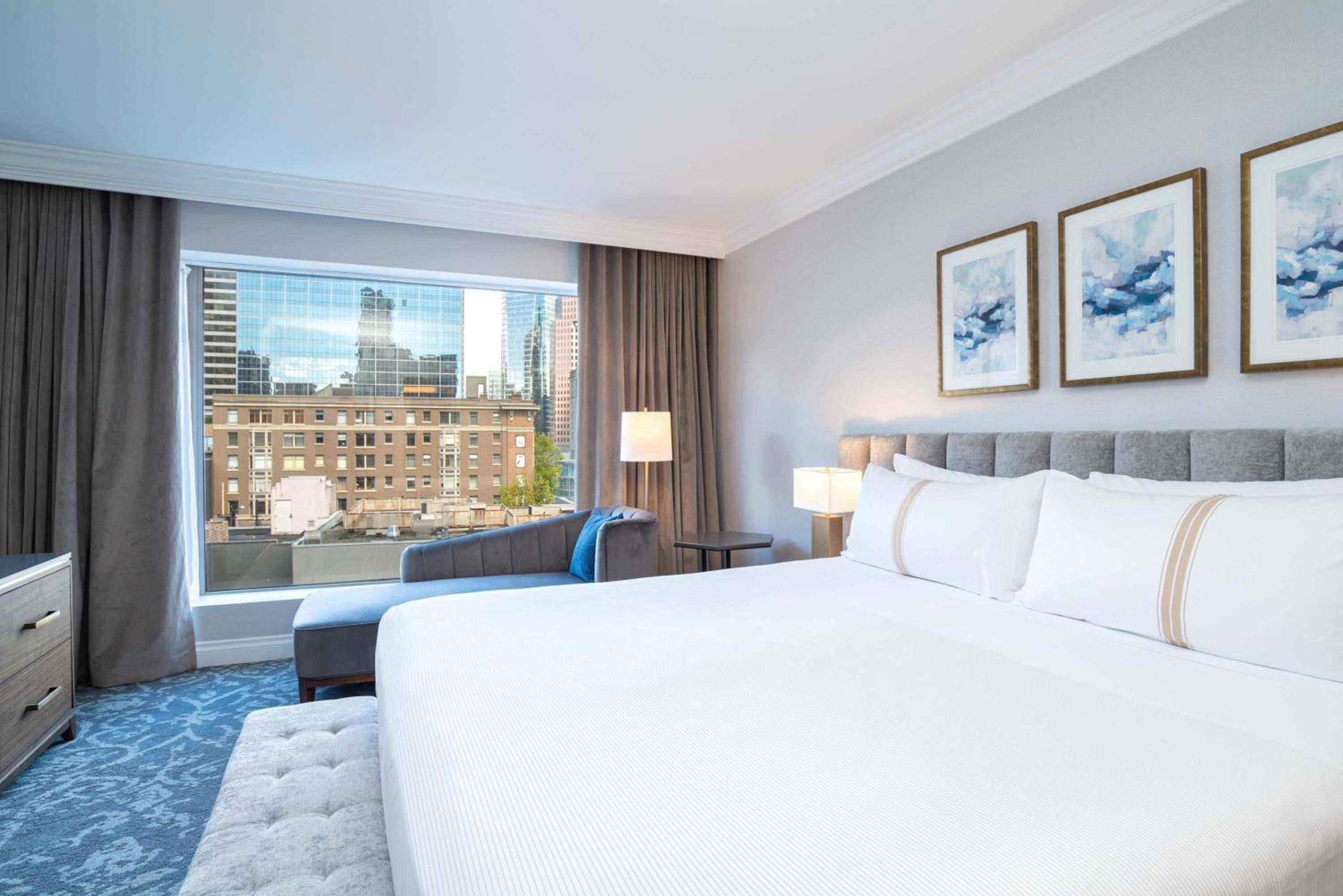 Grand Suite, 1 King Bed, Sofa Bed, Wet Bar - Photo 2