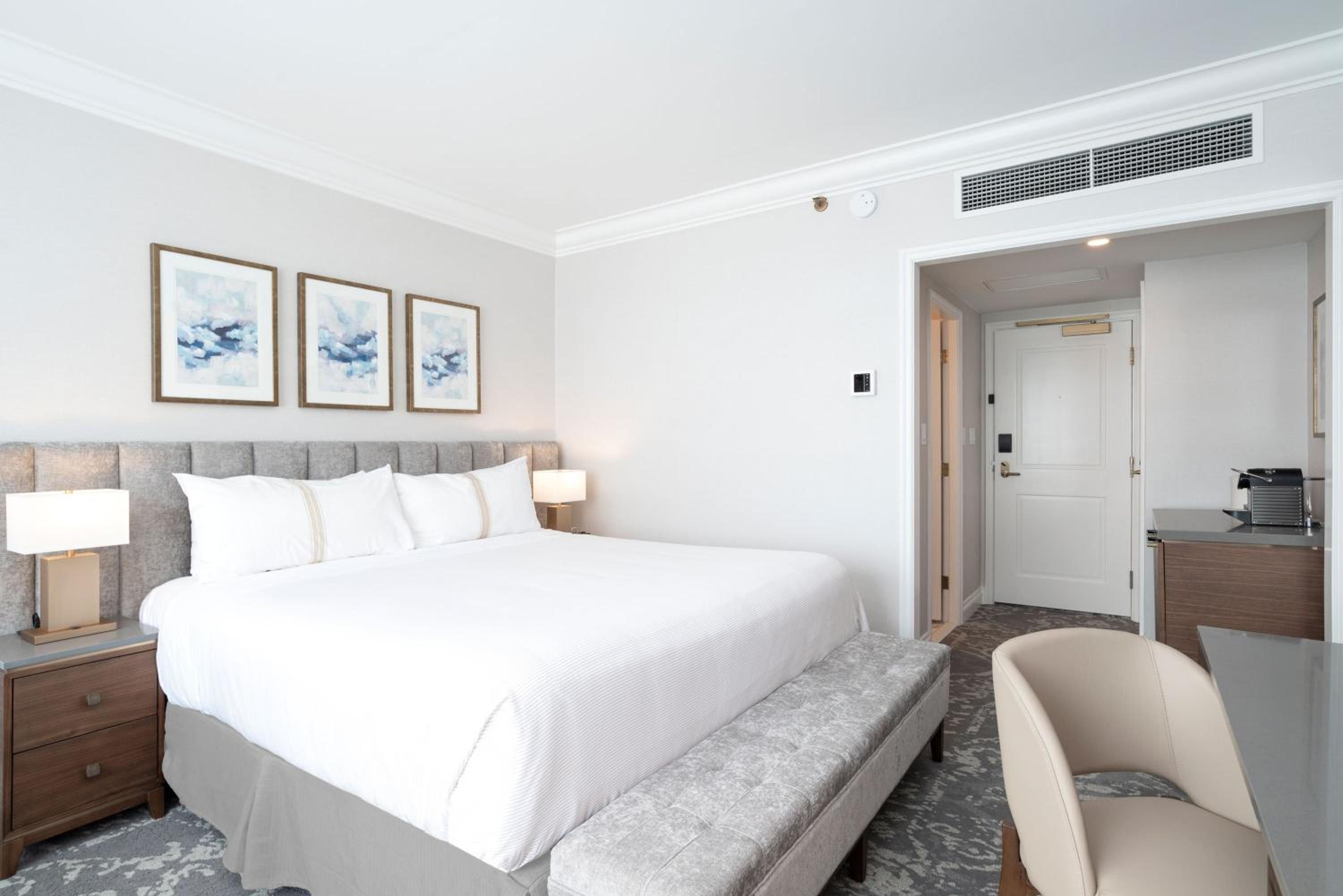 Deluxe Room, 1 King Bed - Photo 3