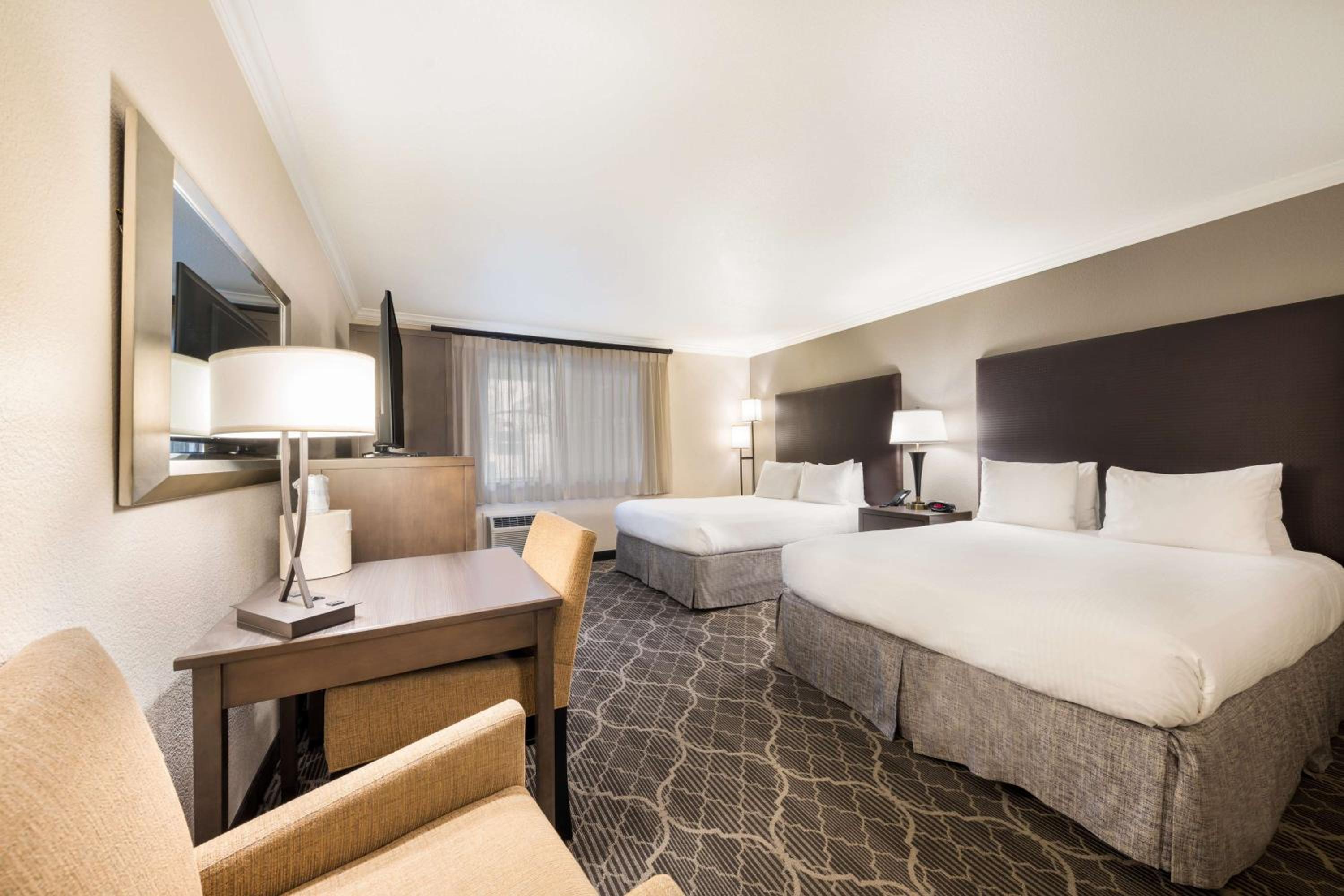 Queen Room with Two Queen Beds - Non-Smoking - Photo 1
