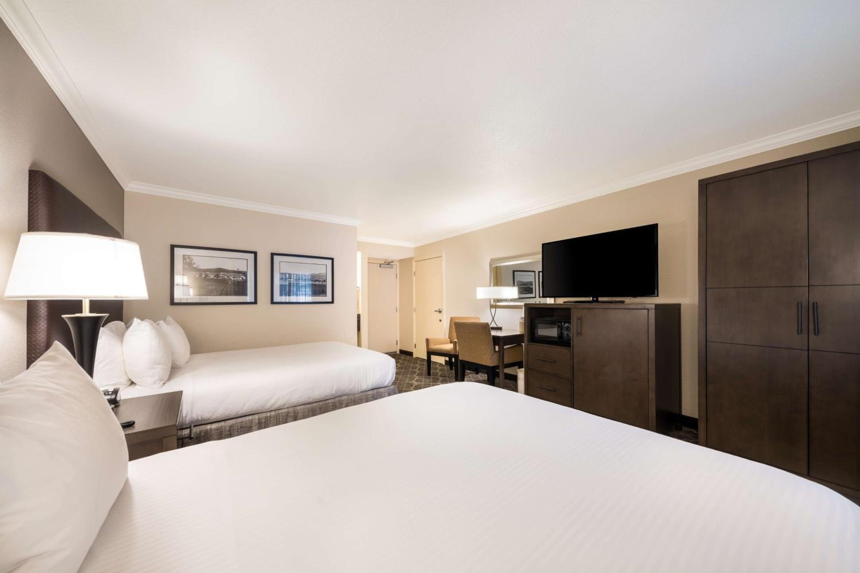 Queen Room with Two Queen Beds - Non-Smoking - Photo 2