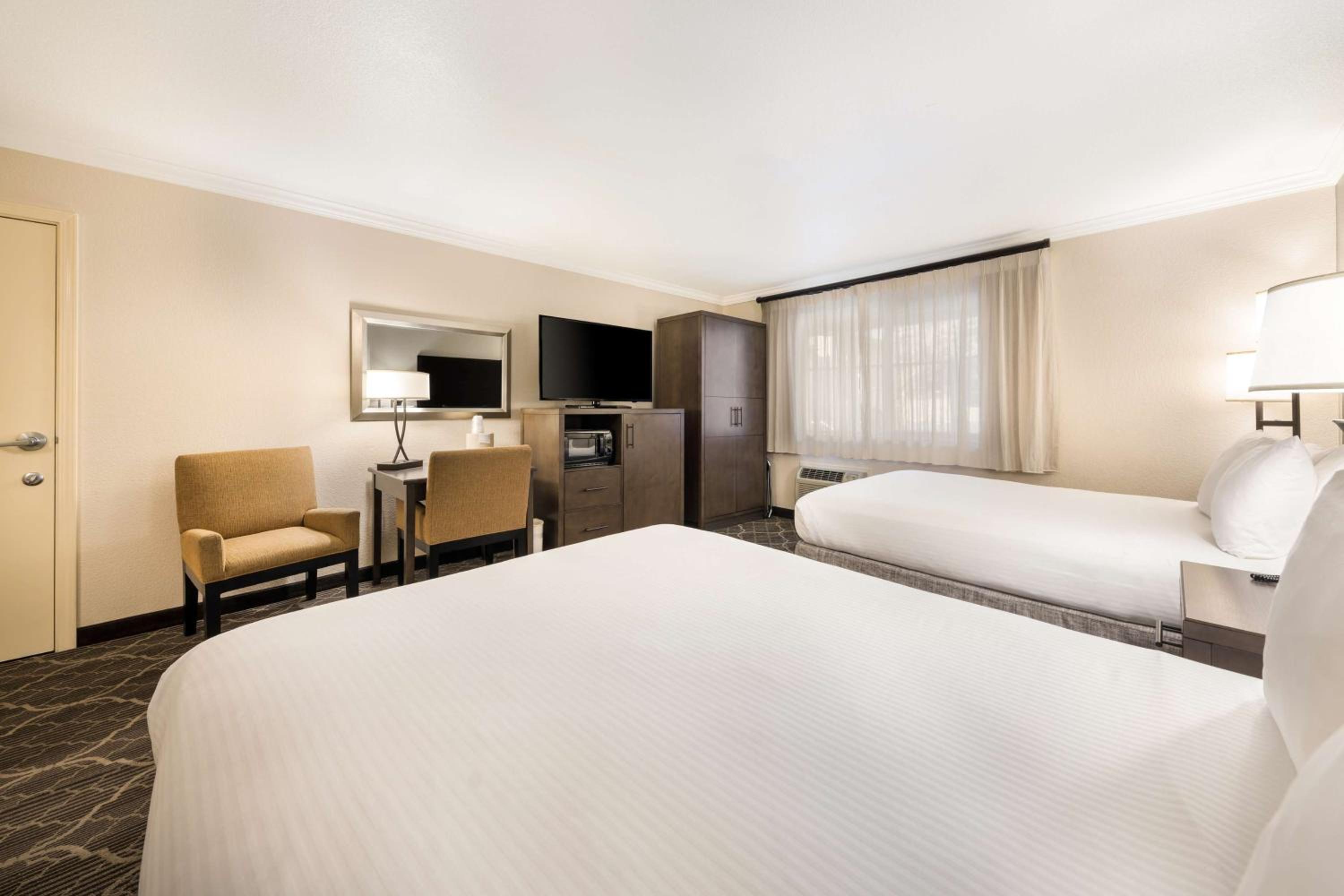 Queen Room with Two Queen Beds - Non-Smoking - Photo 3
