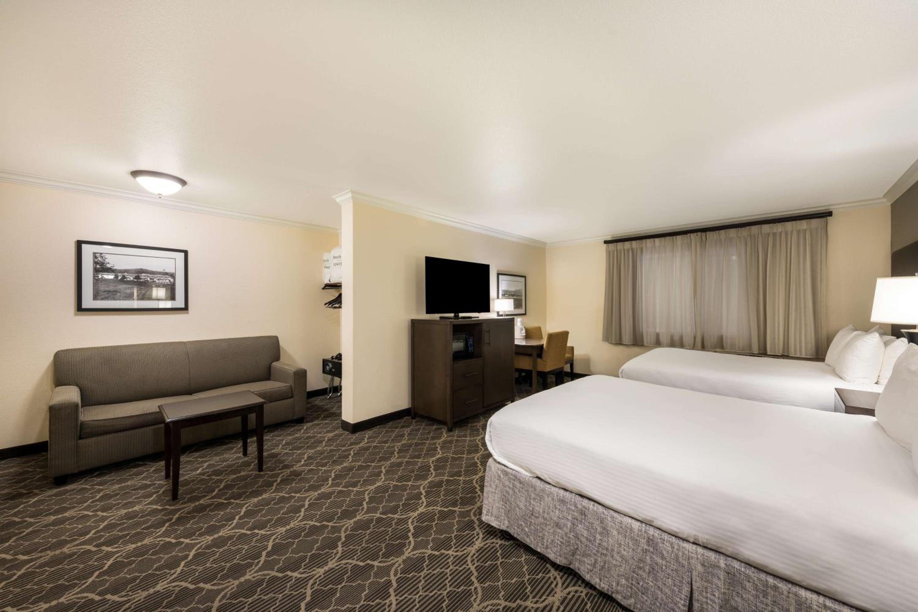 Family Suite with Two Queen Beds and Sofa Bed - Photo 3