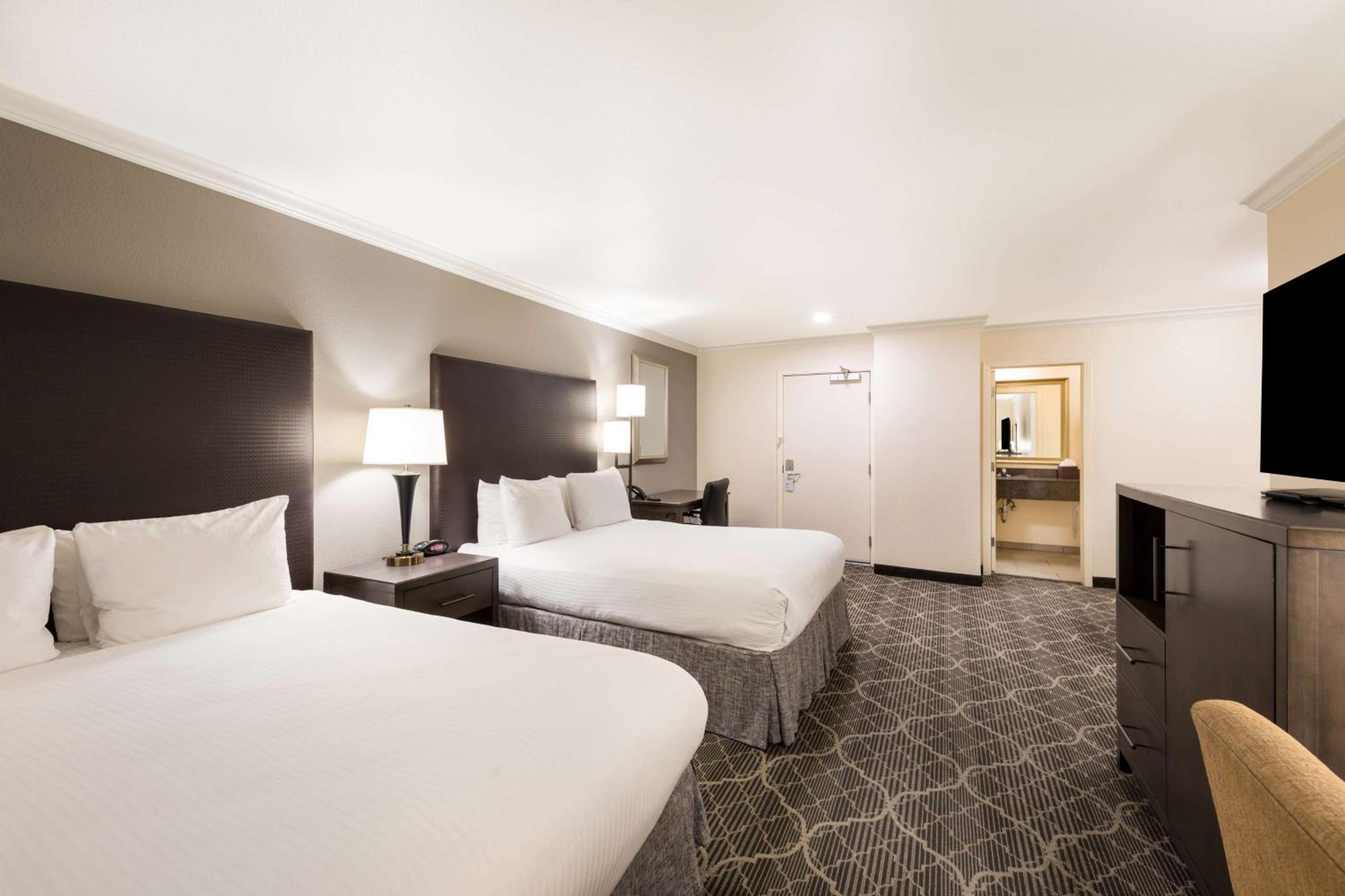 Family Suite with Two Queen Beds and Sofa Bed - Photo 5