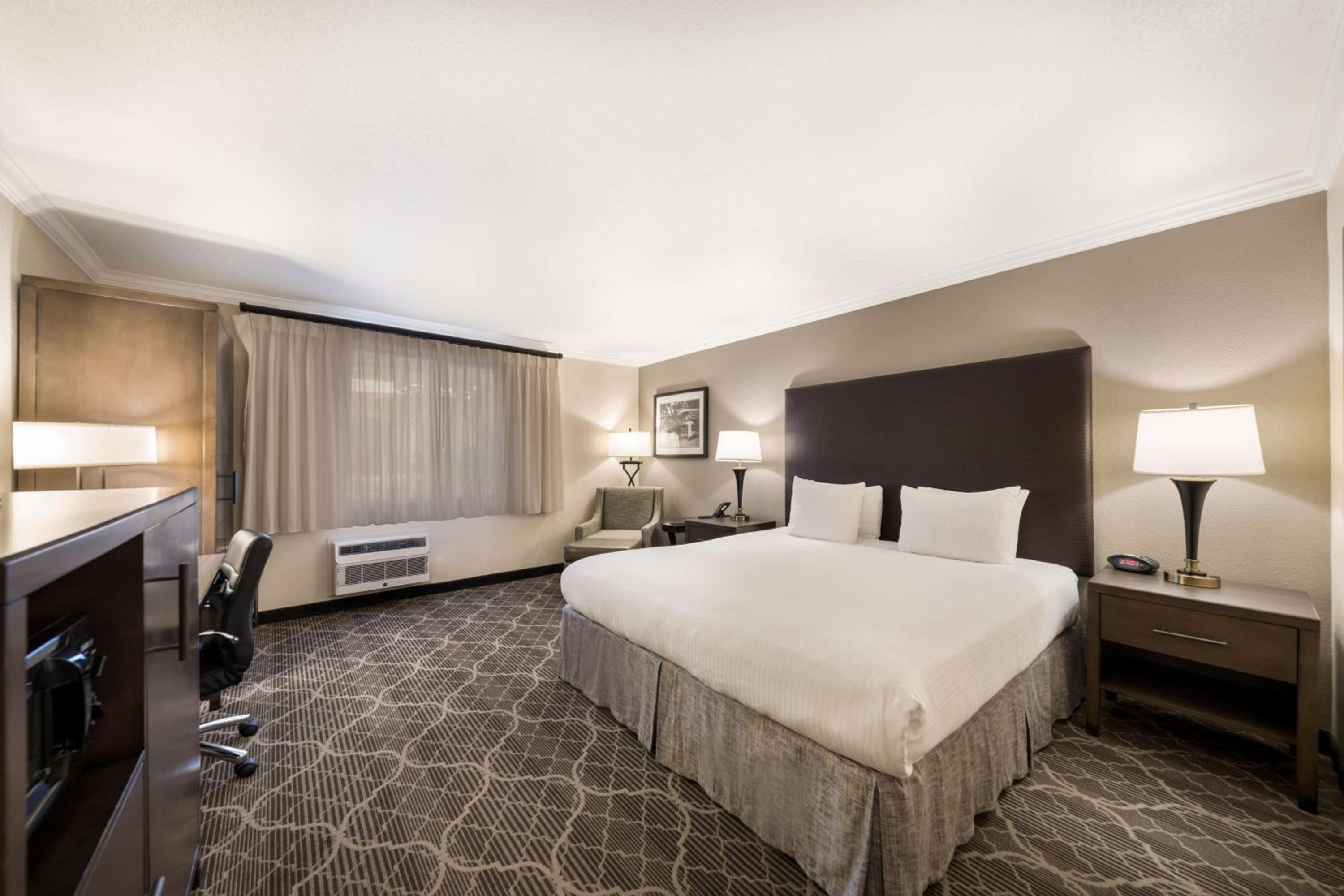 King Room - Non-Smoking - Photo 2