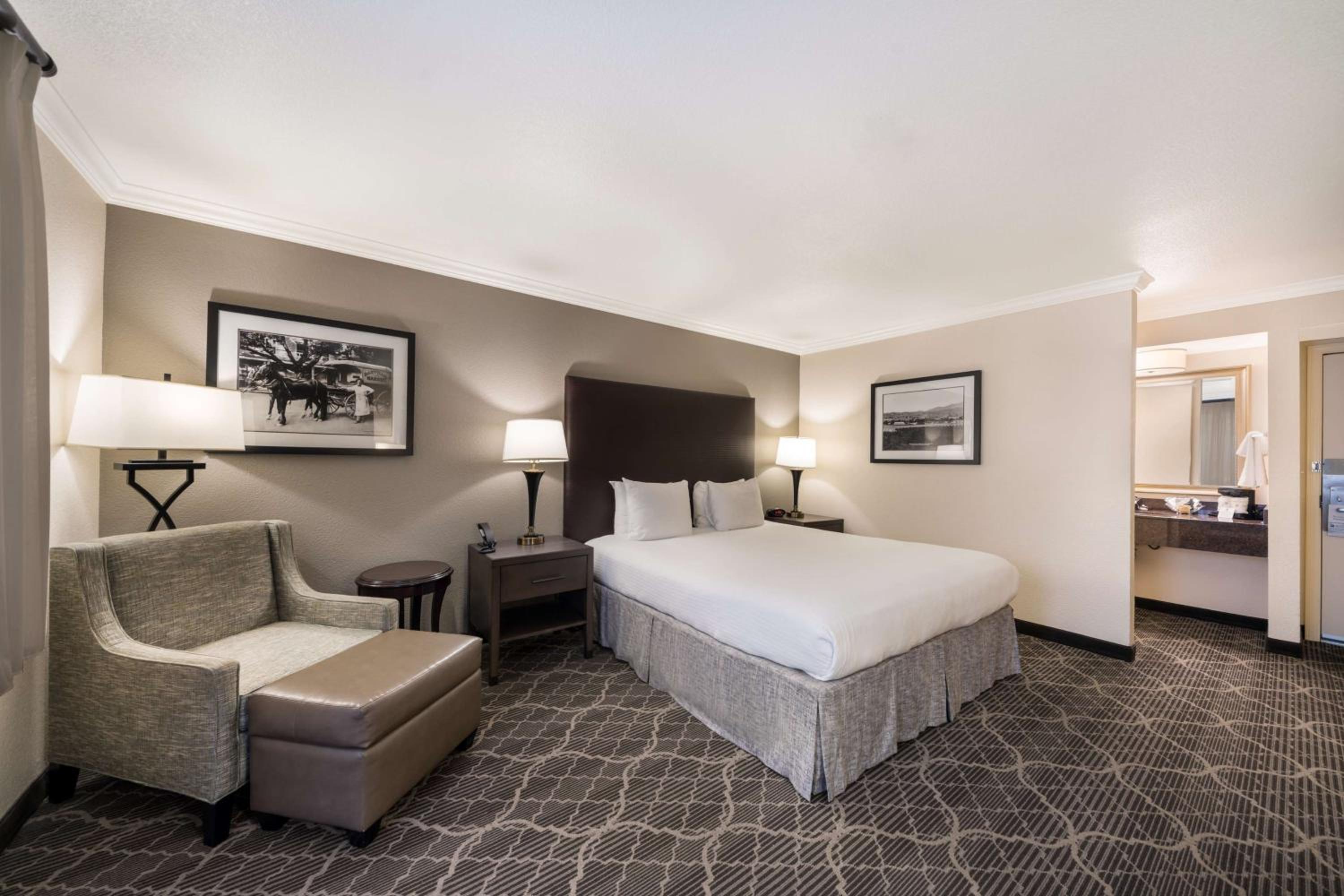 King Room - Non-Smoking - Photo 1