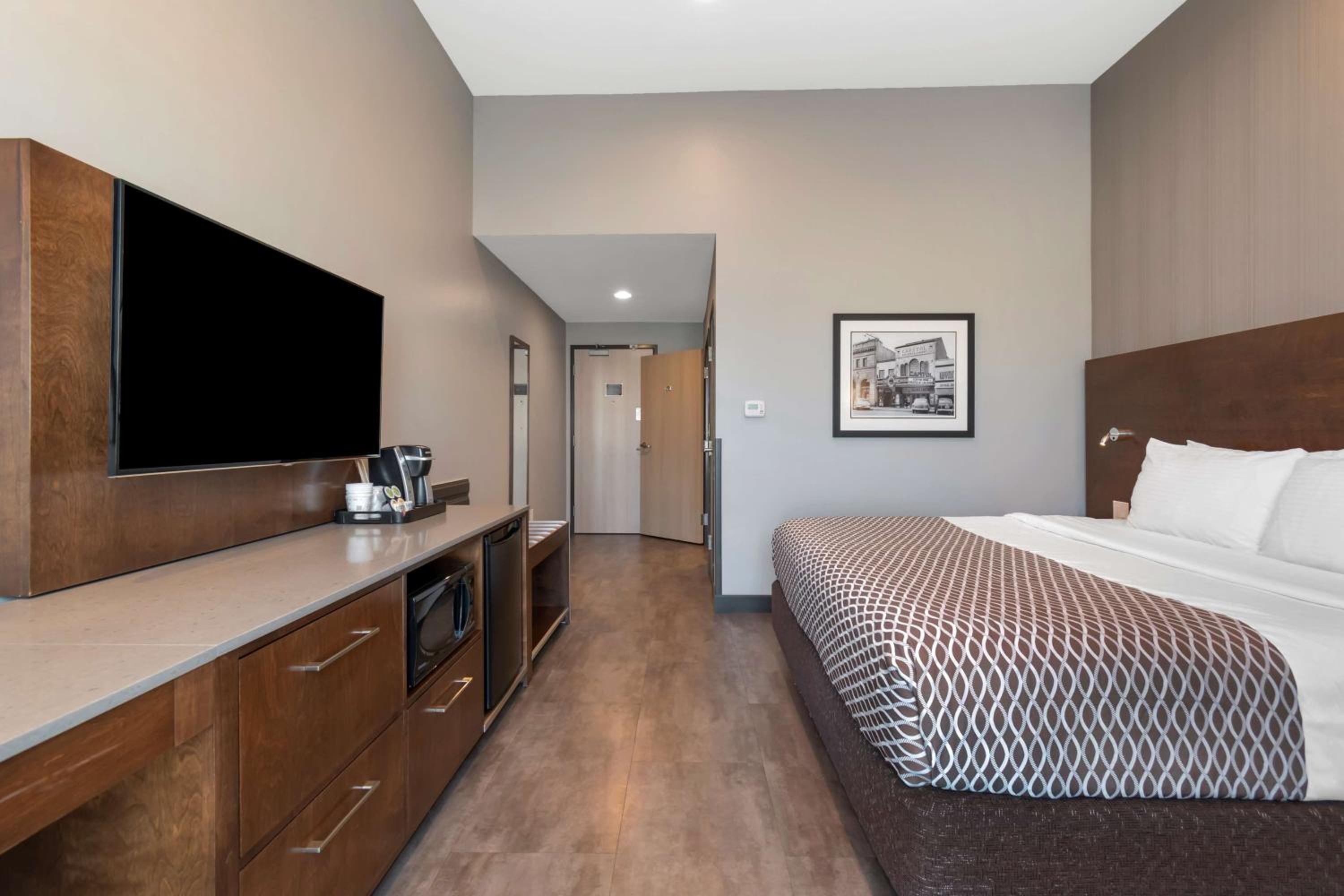 King Room with Walk-In Shower - Mobility Access