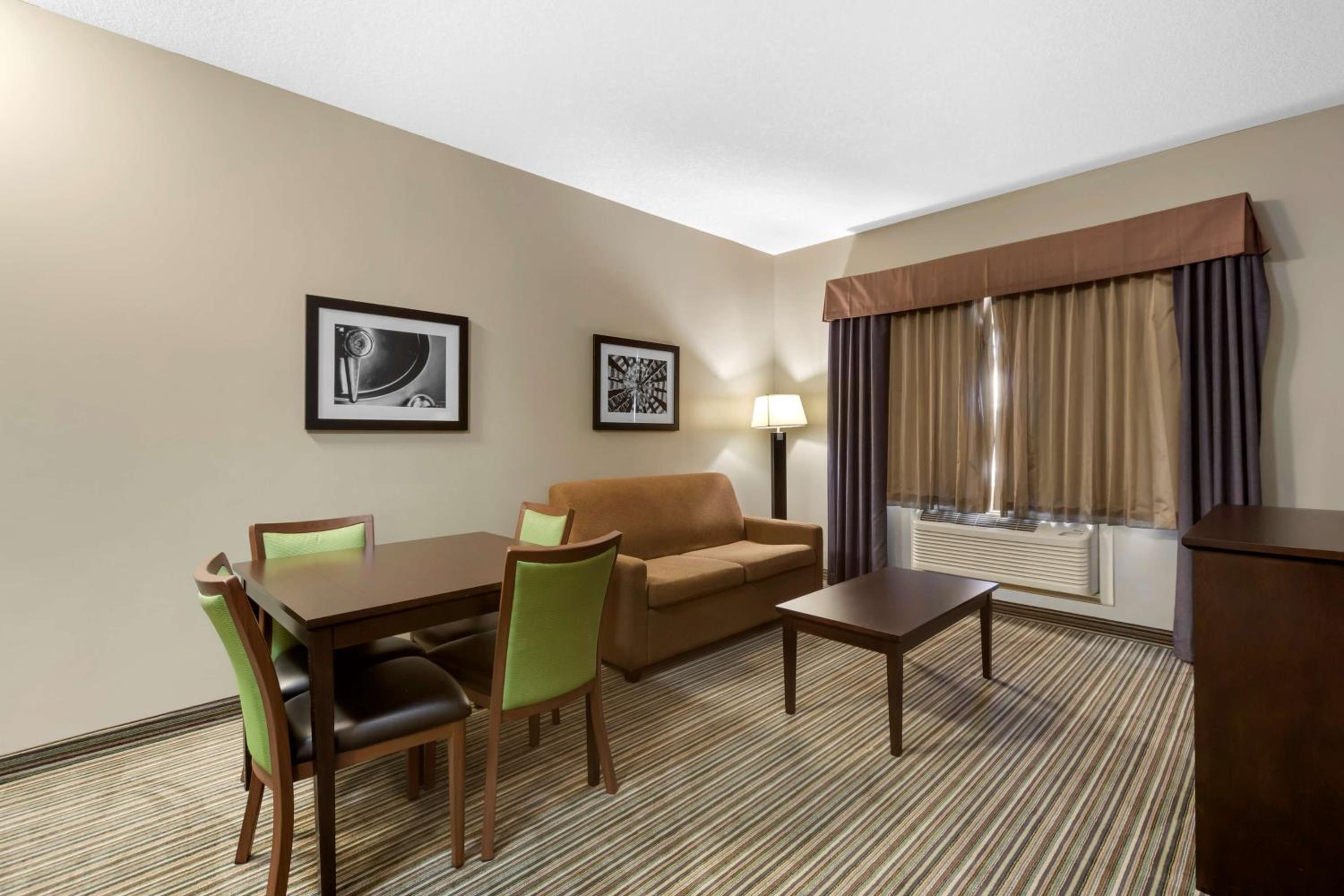 King Suite with Sofa Bed - Non-Smoking photo 3
