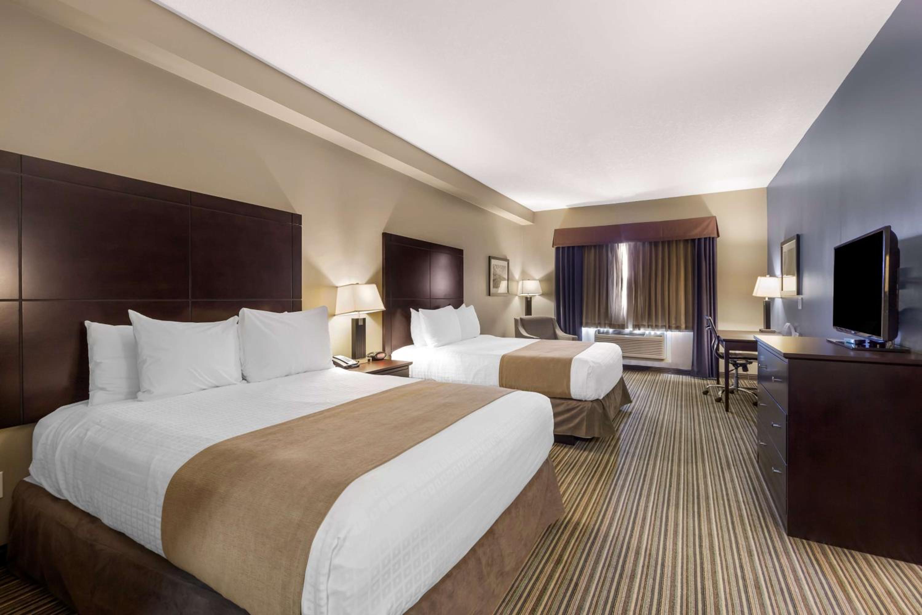 Queen Suite with Two Queen Beds and Kitchenette - Non-Smoking