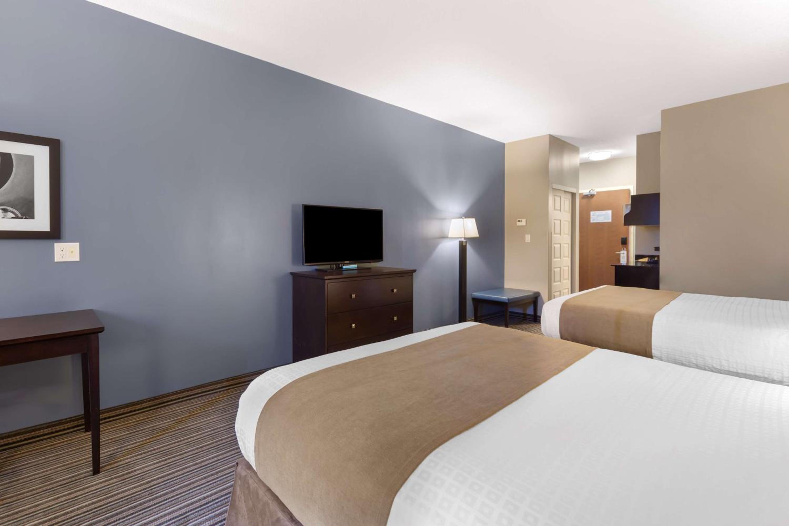 Queen Room with Two Queen Beds and Dining Area photo 3