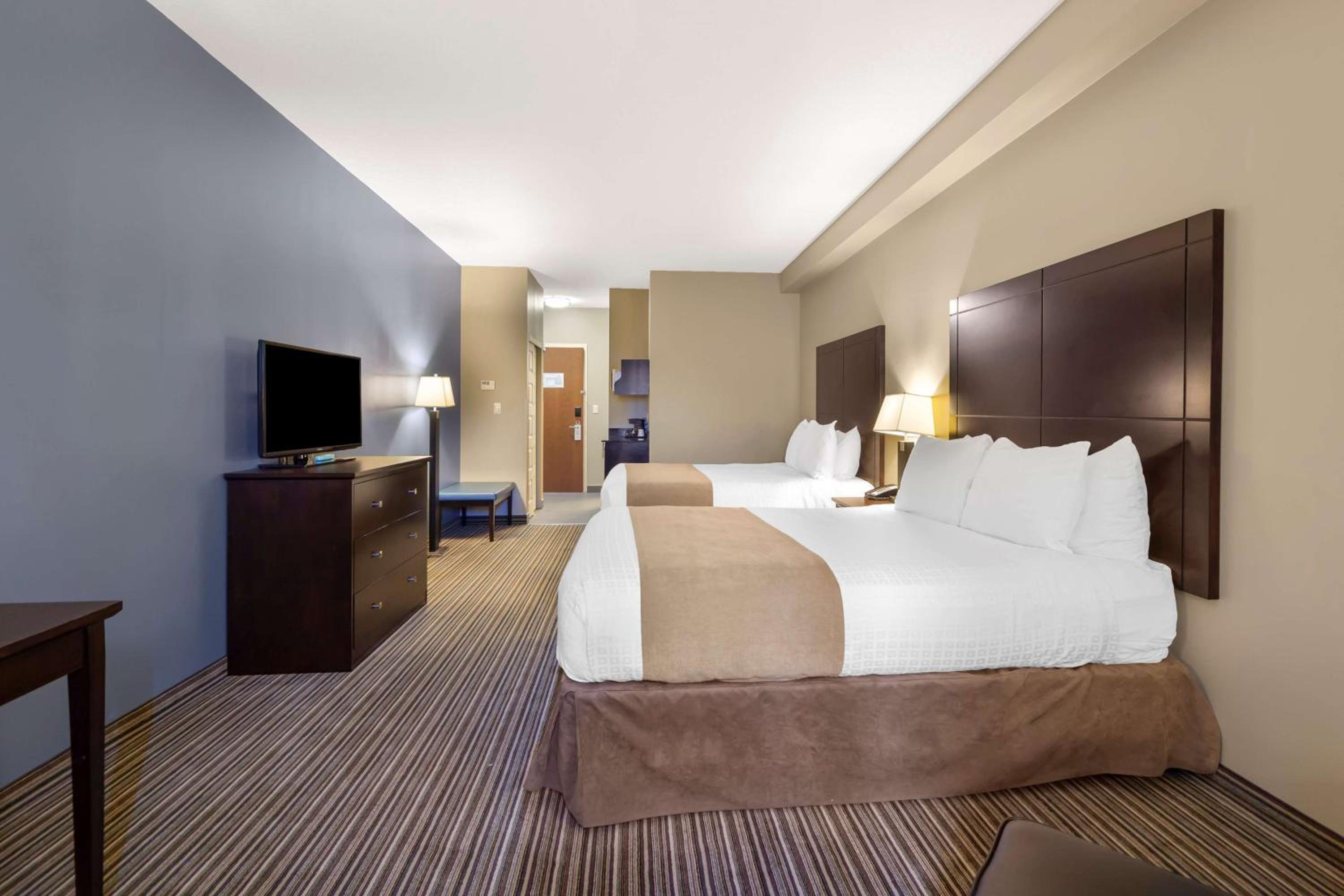 Queen Room with Two Queen Beds and Bath Tub - Mobility Accessible photo 3