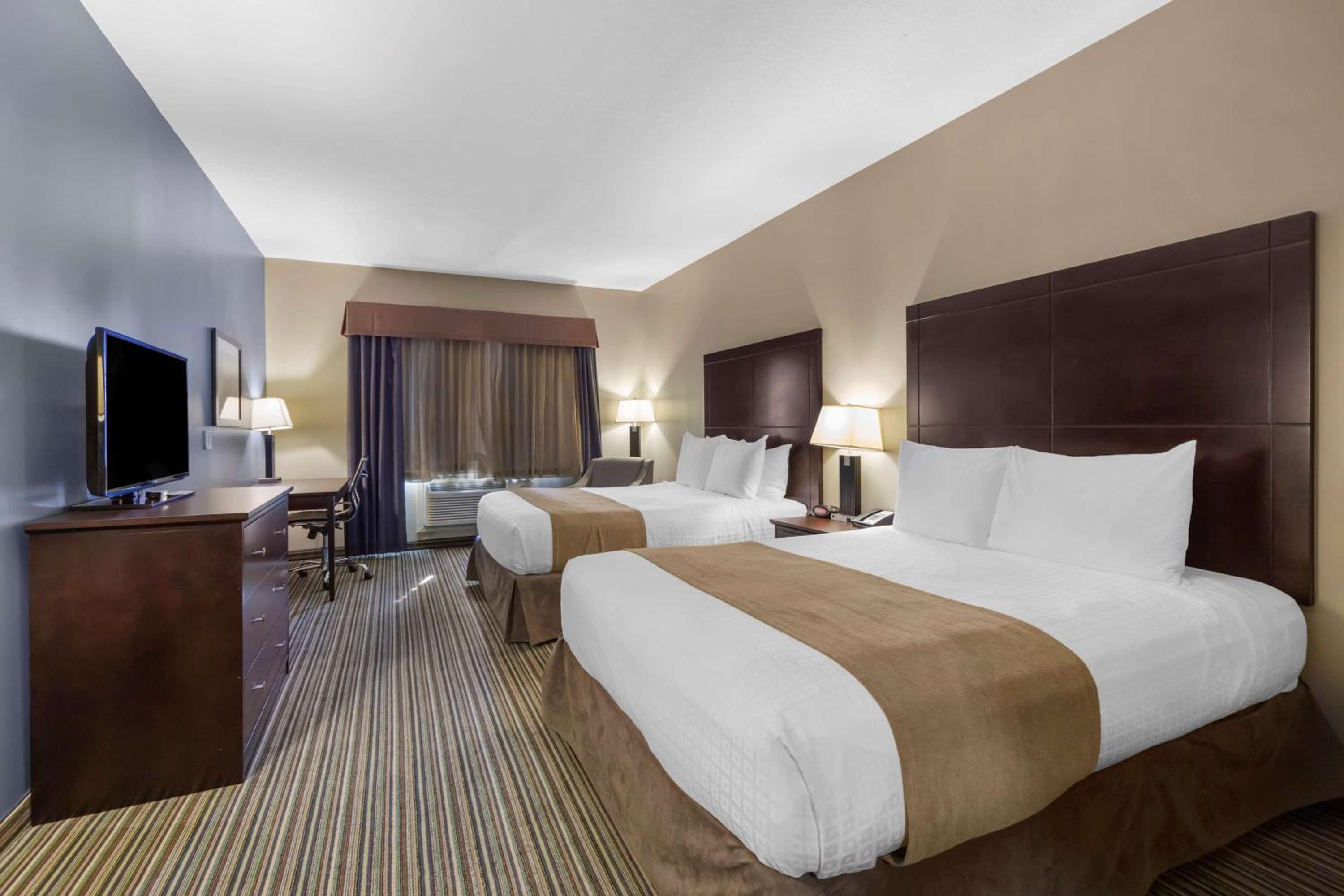 Queen Room with Two Queen Beds and Dining Area photo 1