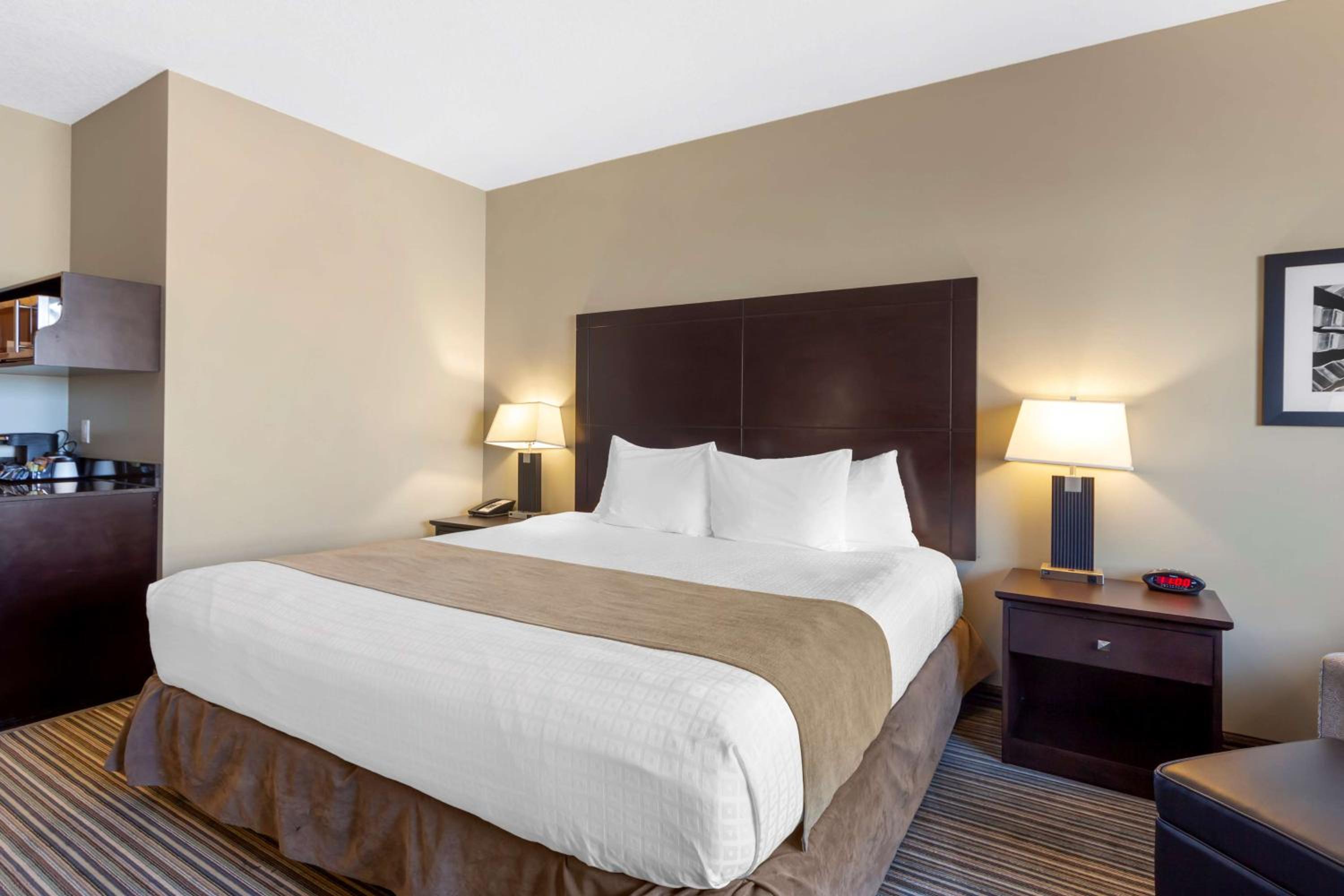 King Suite with Kitchenette - Non-Smoking photo 1