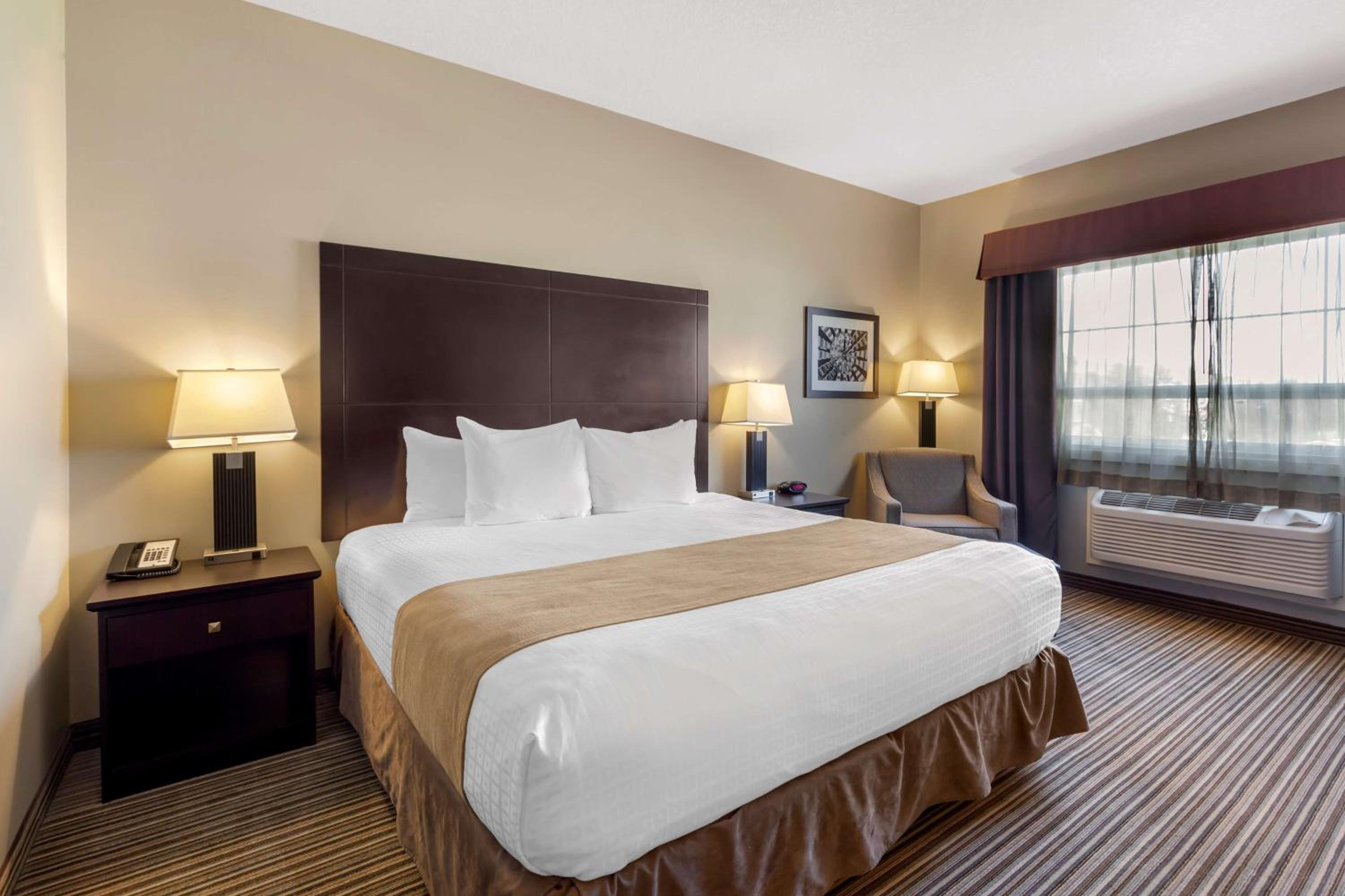King Suite with Sofa Bed - Non-Smoking photo 2