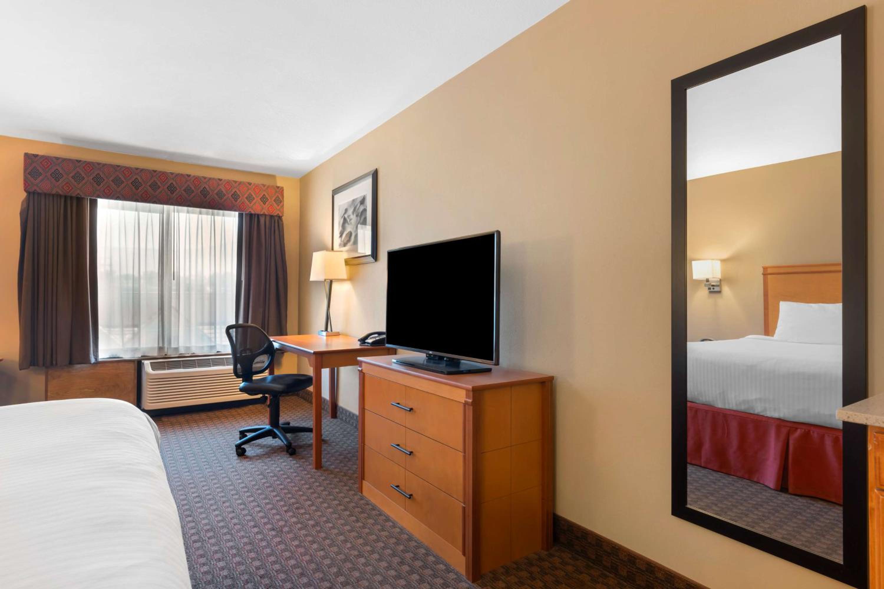 King Room with Bath Tub - Disability Access/Non-Smoking  photo 3
