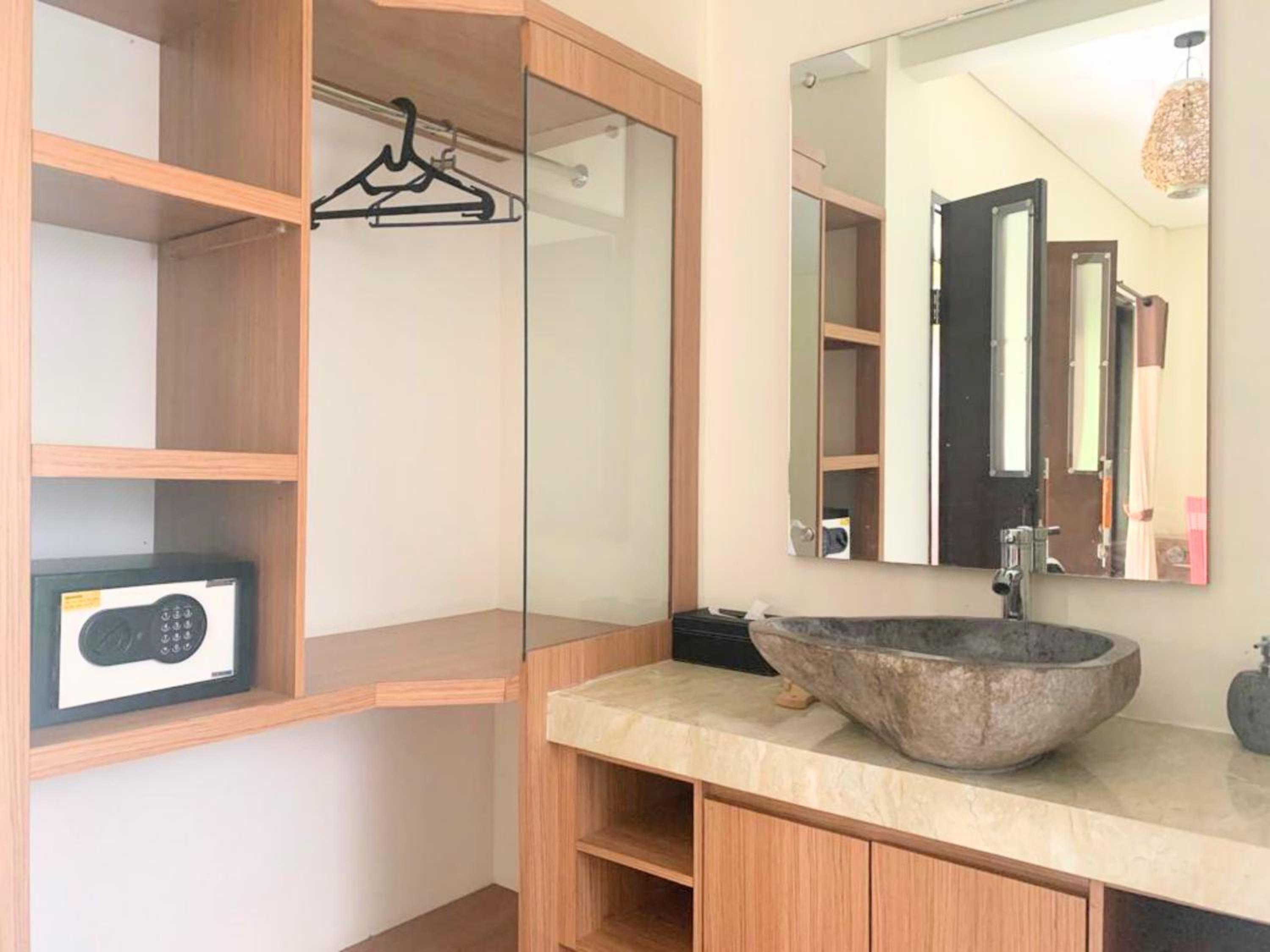 Deluxe Double Room with Balcony - Photo 22