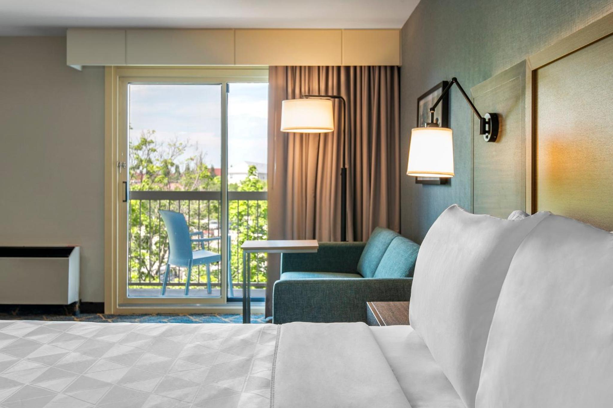 Standard King Room with Sofa Bed/River View/Balcony - Photo 1