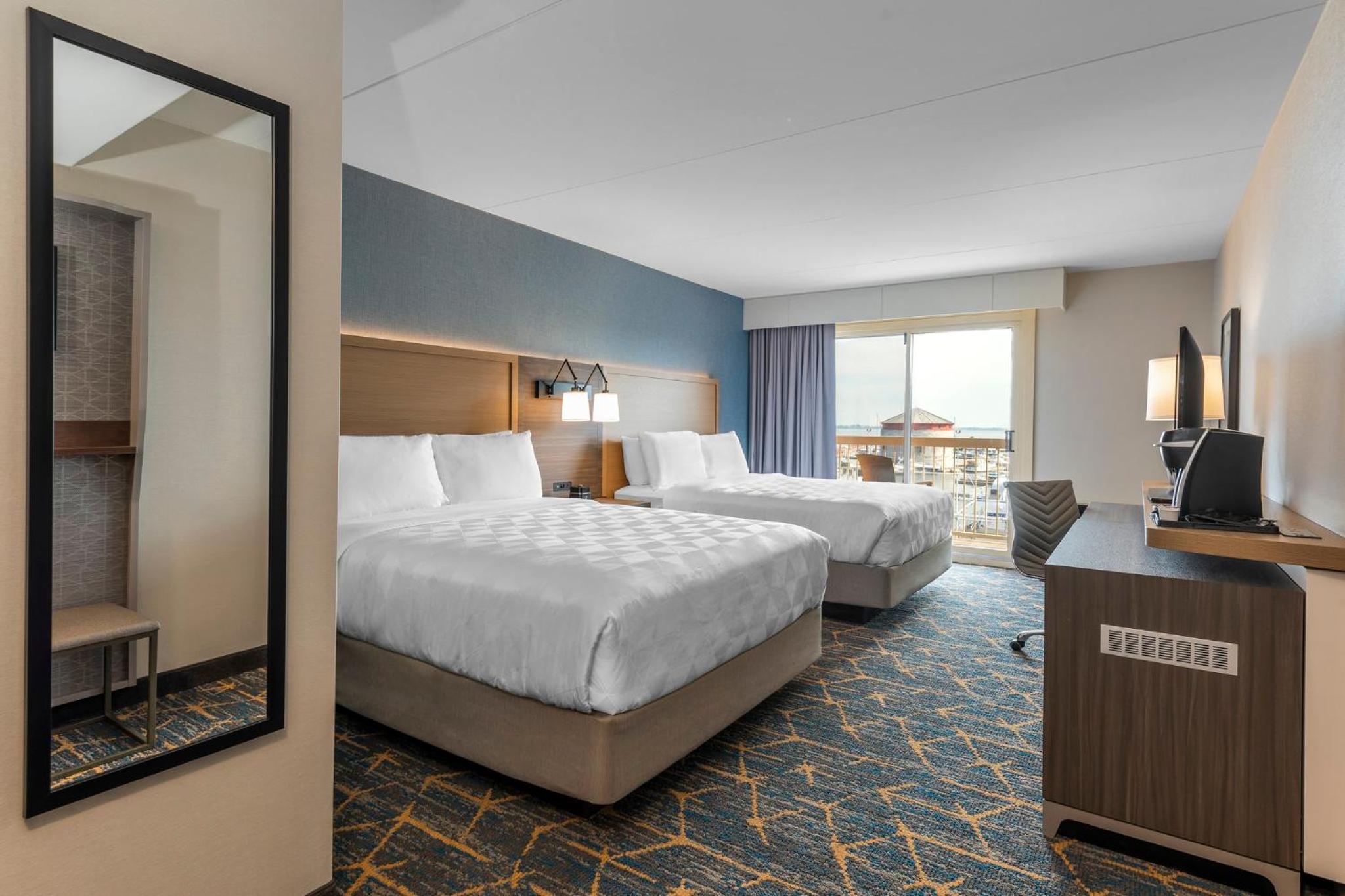 Standard Queen Room with Two Queen Beds and Balcony - Photo 12