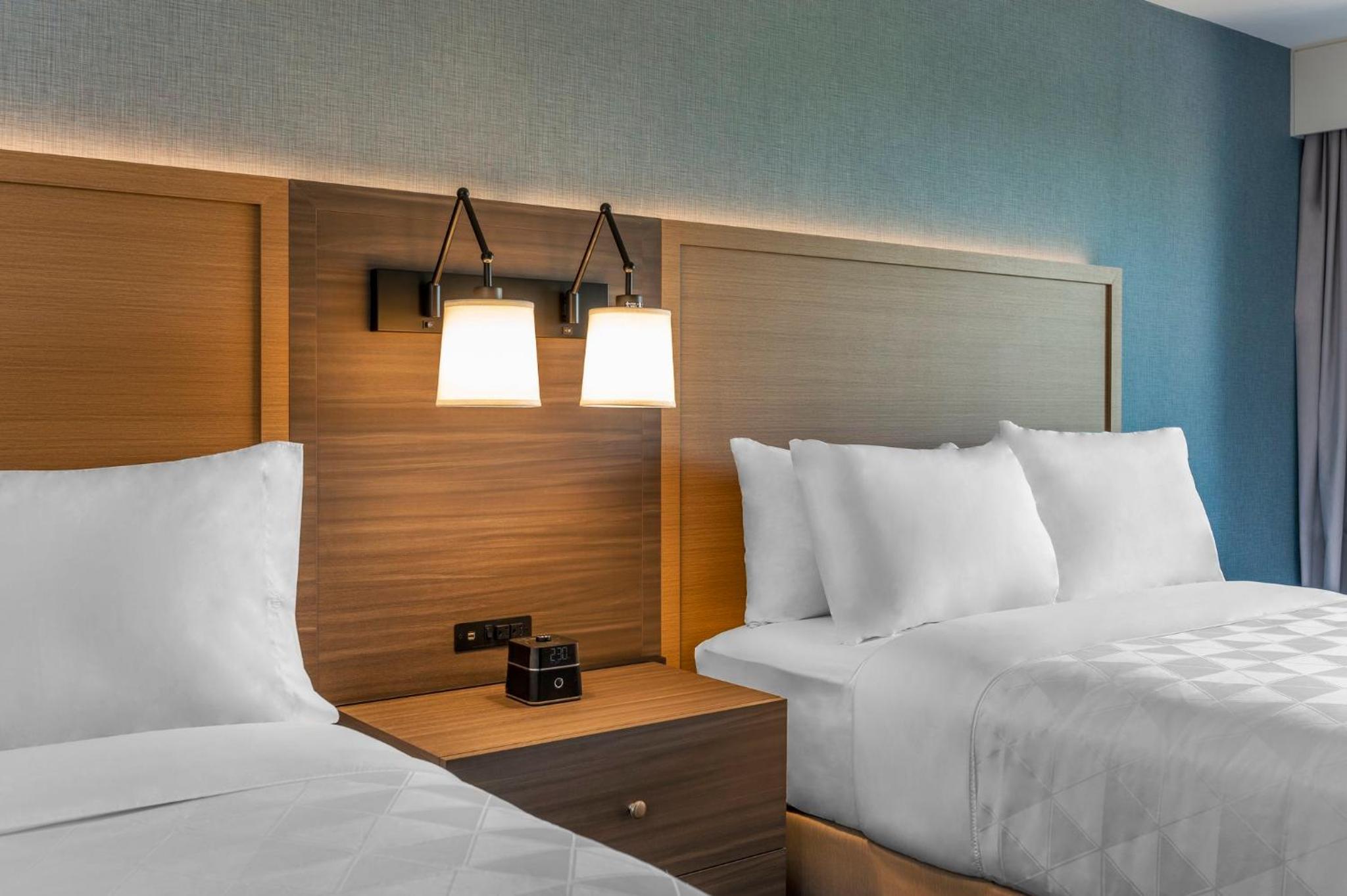 Standard Queen Room with Two Queen Beds and Balcony - Photo 4