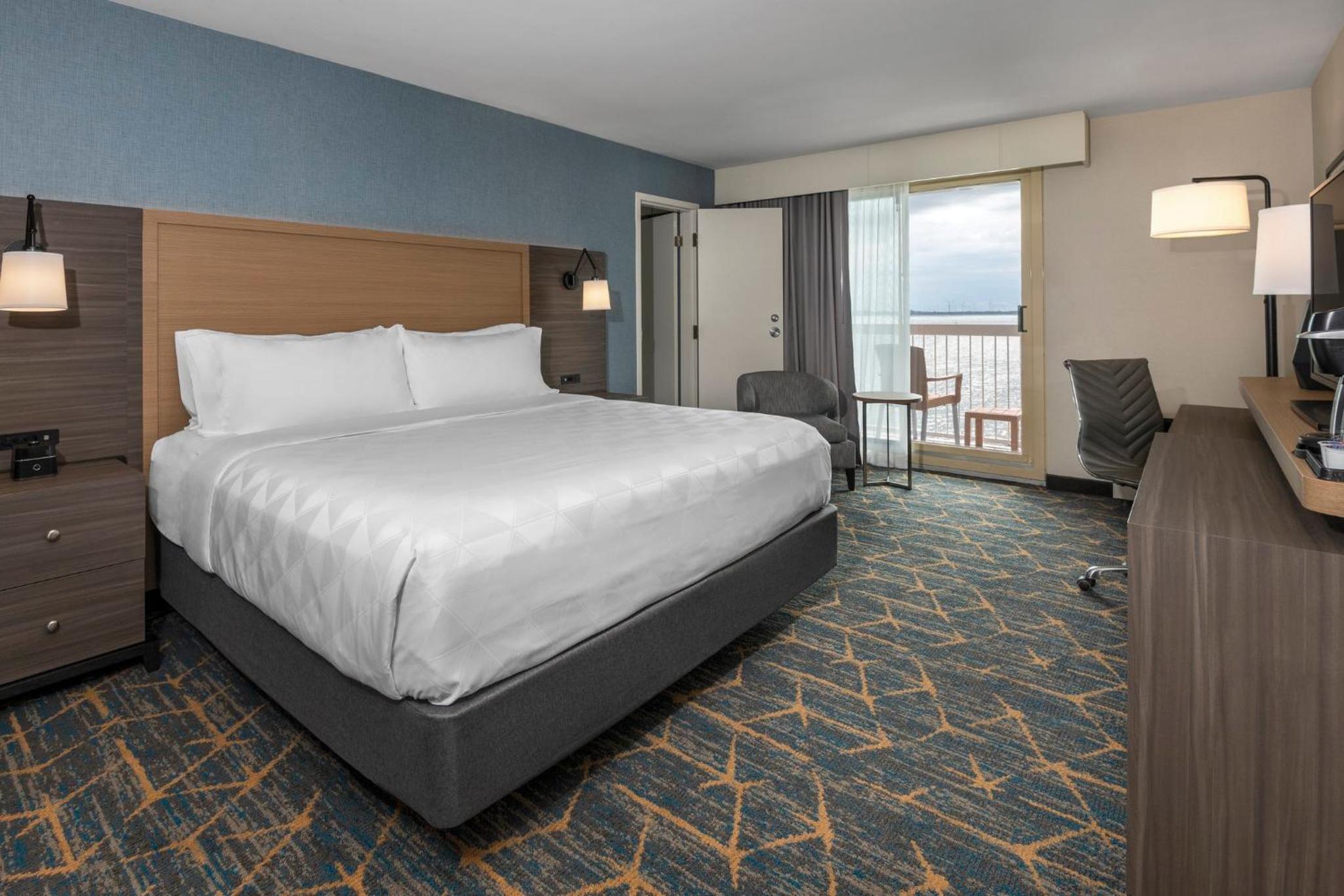 Standard King Room with Balcony and Harbor View - Photo 8