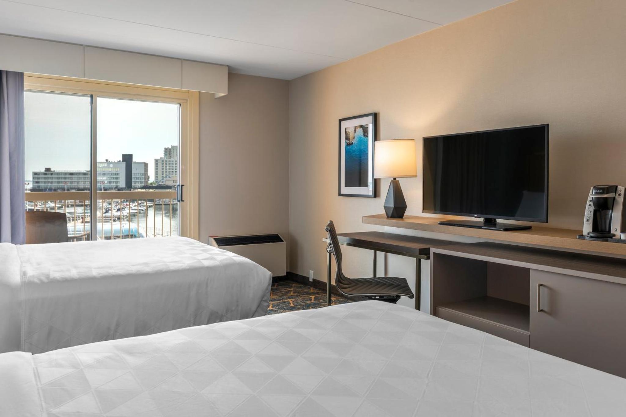 Standard Queen Room with Two Queen Beds and Balcony - Photo 11