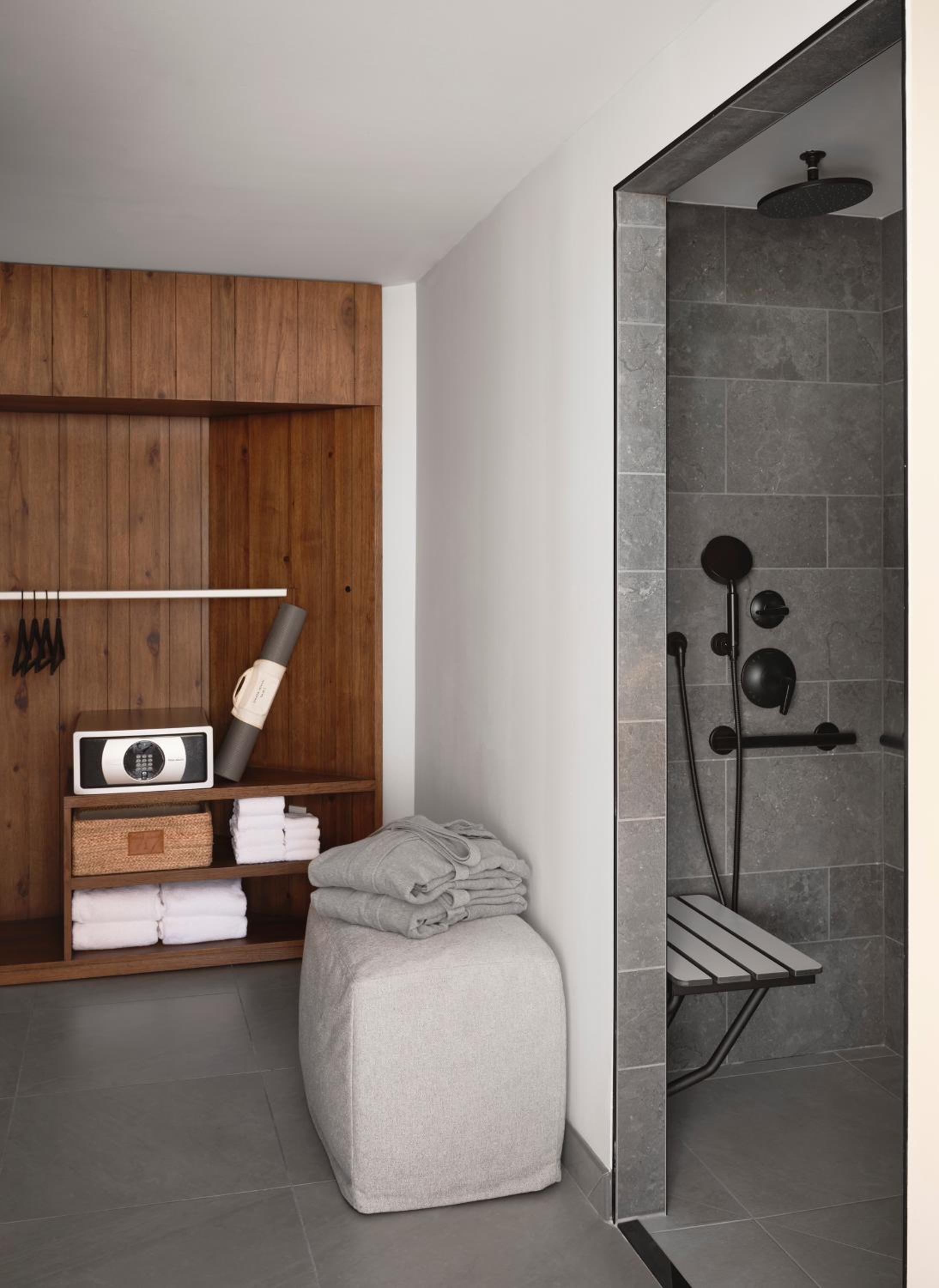 Panoramic Waterfront Suite - Photo 9