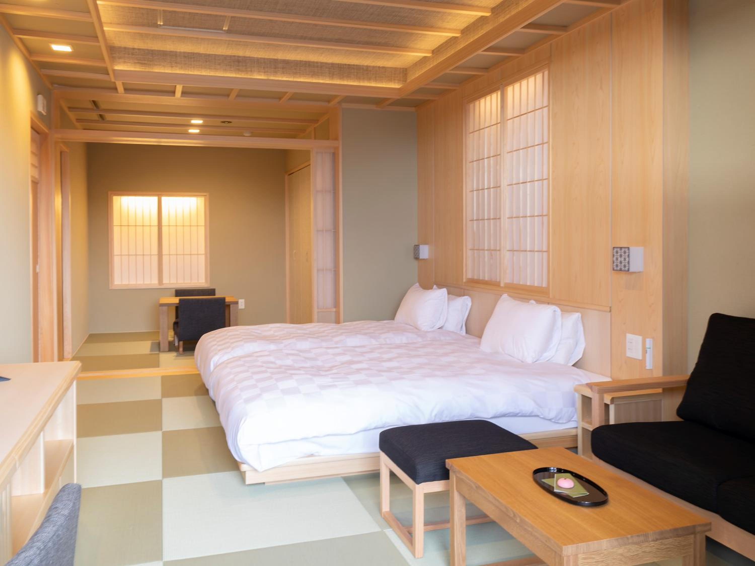 Japanese Style Quadruple Room with Tatami Area - Photo 1