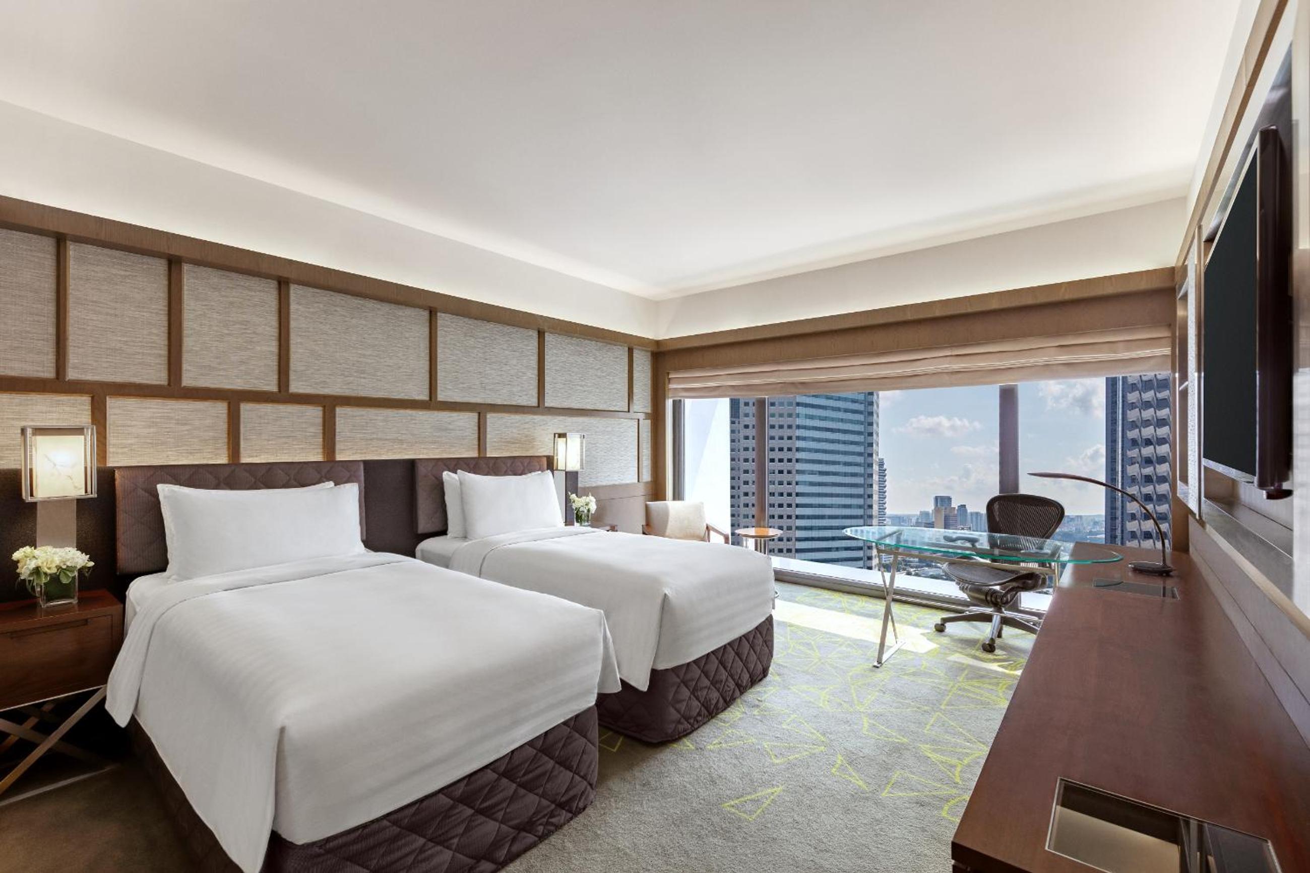 Deluxe Panoramic Room, City View, High Floor photo 3