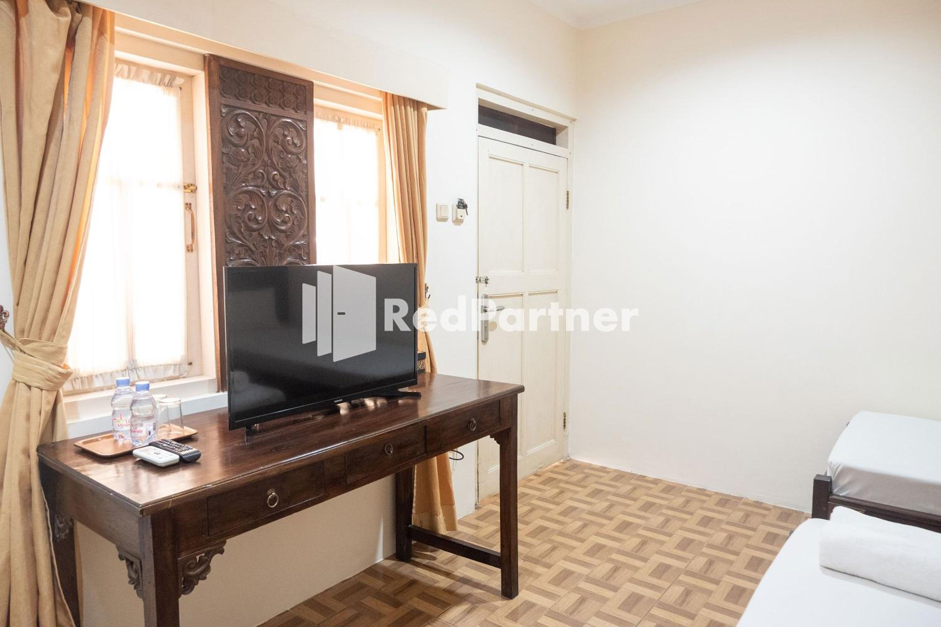 Standard Twin Room - Photo 9