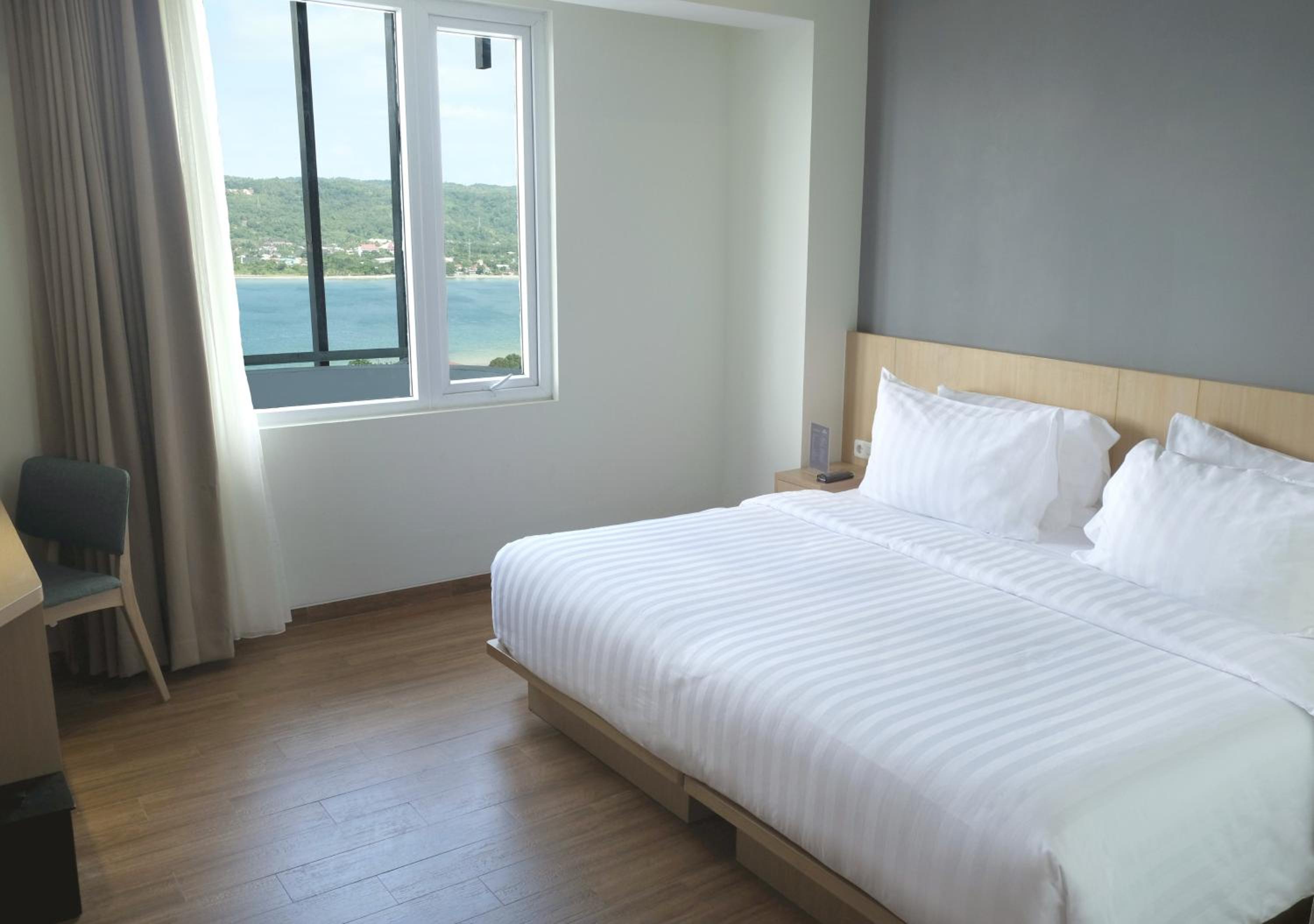 Deluxe King Room with Bay View photo 1