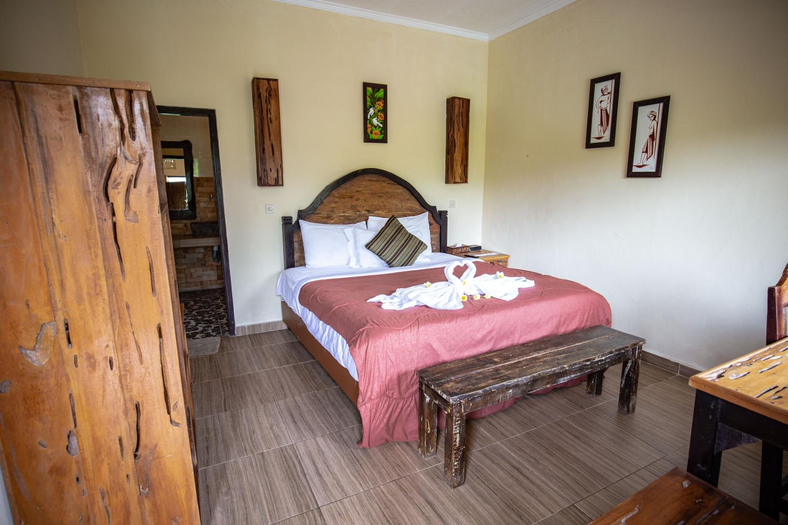 Deluxe Double Room with Balcony - Photo 32
