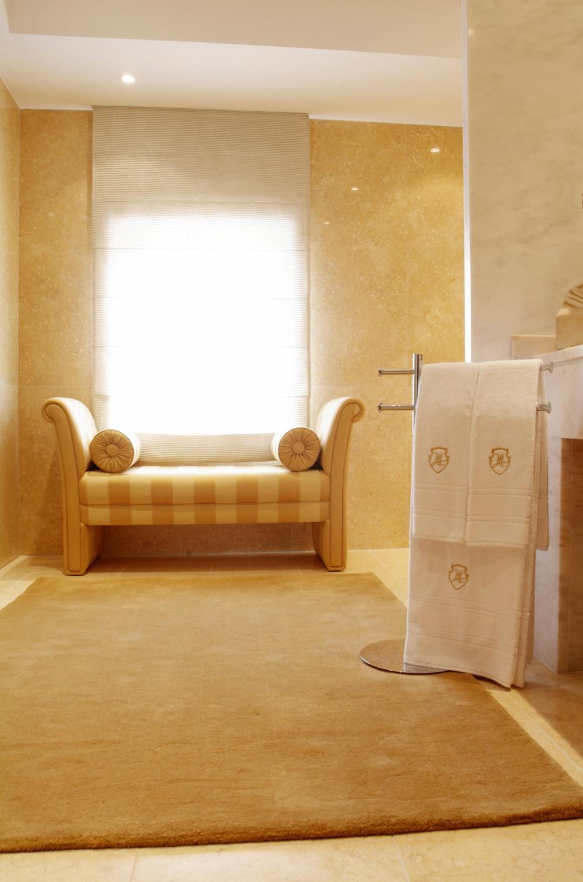 Suite - Photo 16