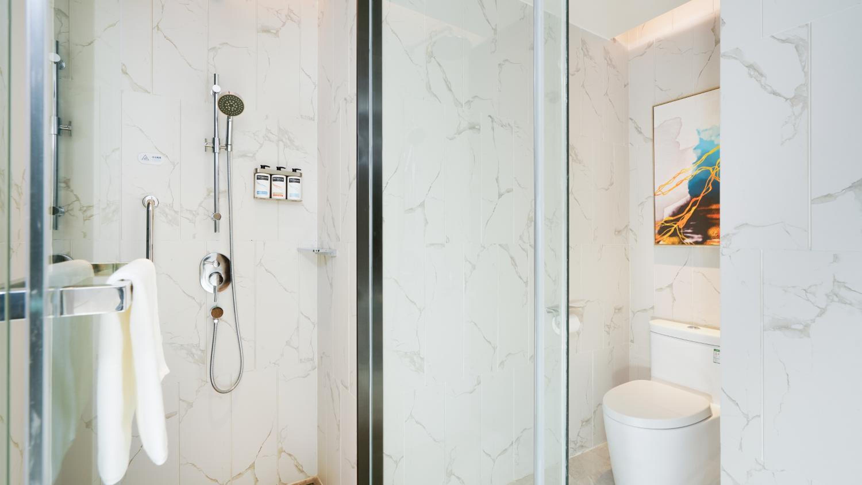 Standard King Room - Photo 7