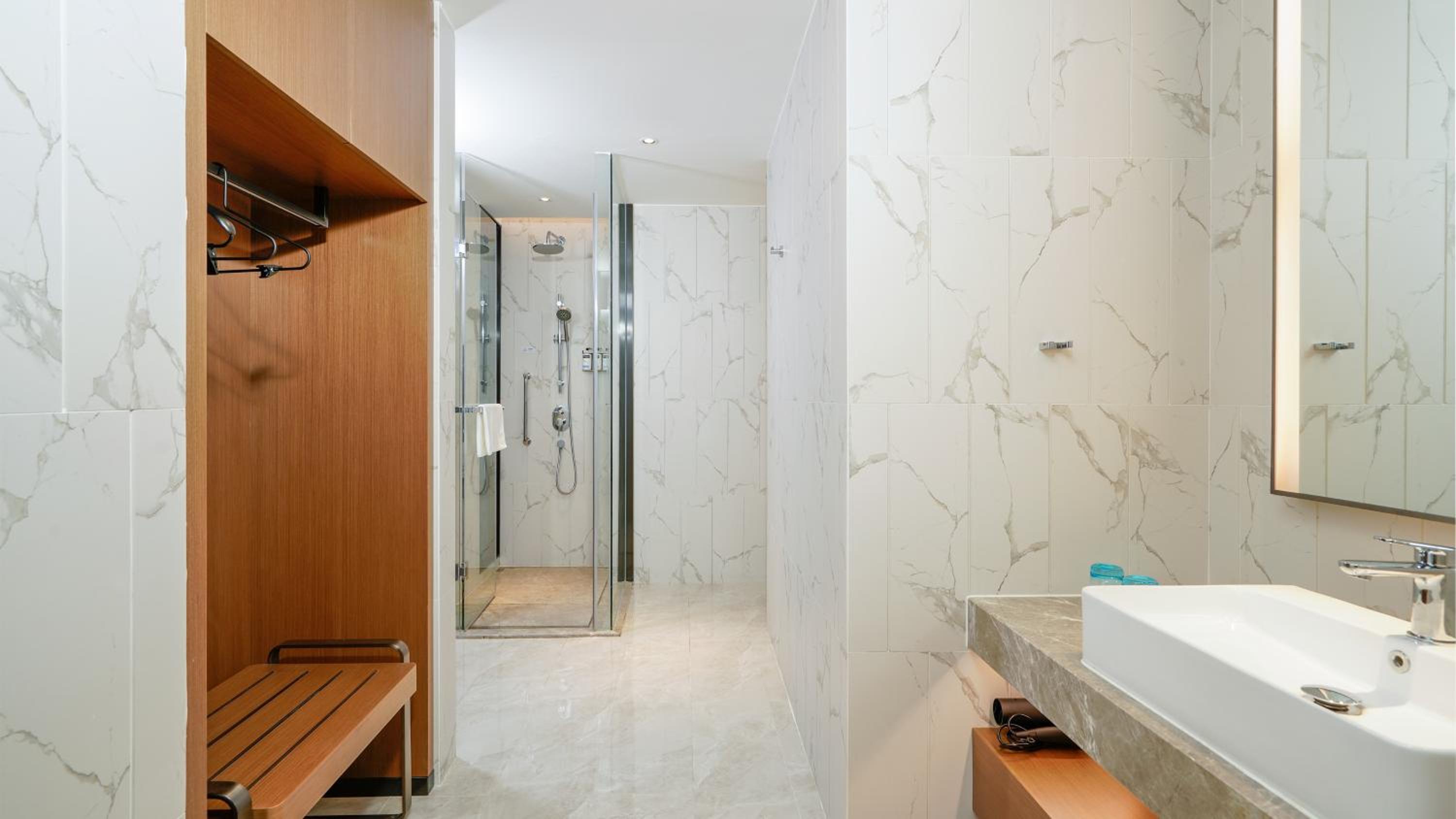 Standard King Room - Photo 9