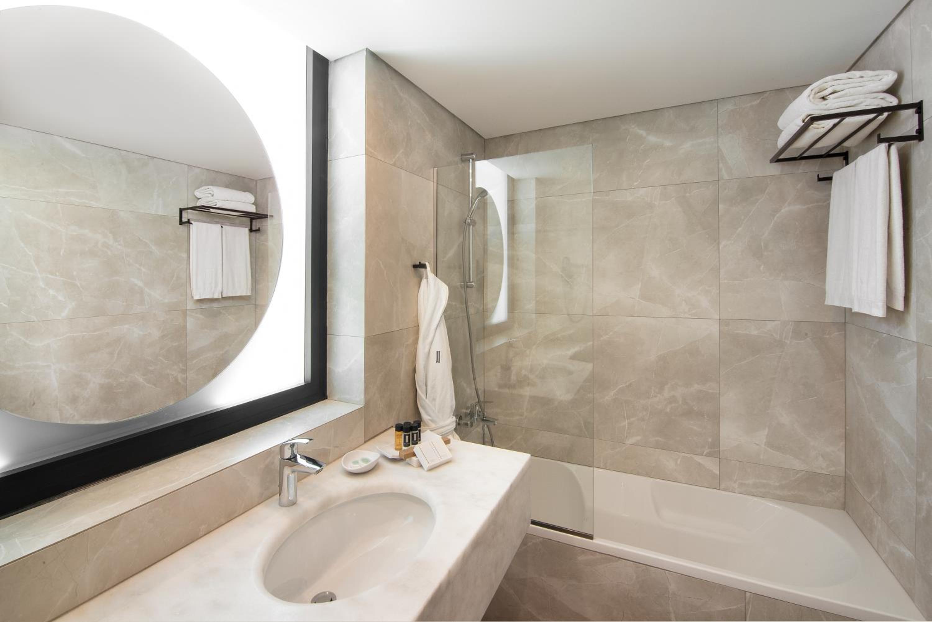 Deluxe Double or Twin Room - Photo 10