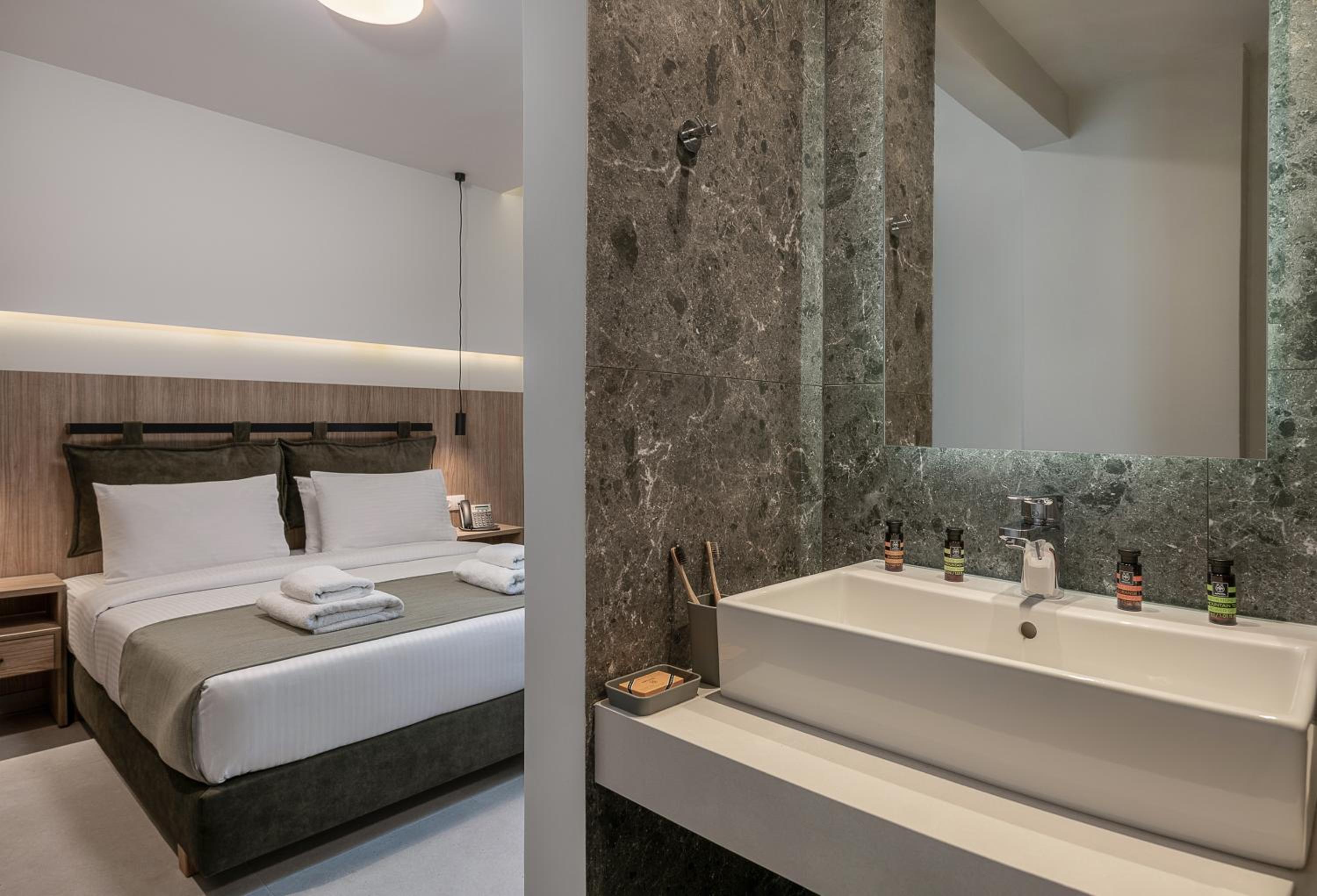Deluxe Single Room with Balcony thumbnail 5