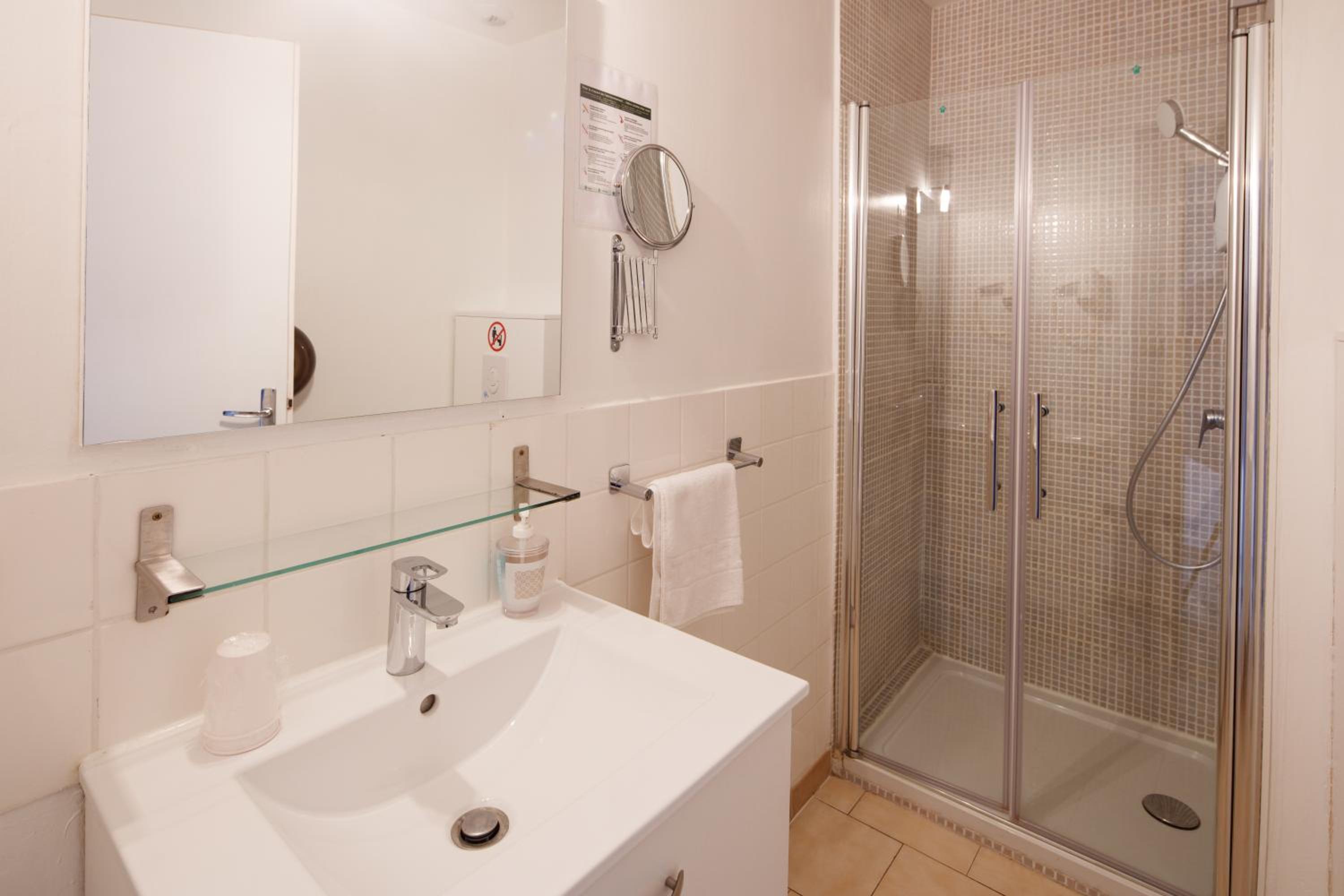Comfort Double Room with Air Conditioning - Photo 13