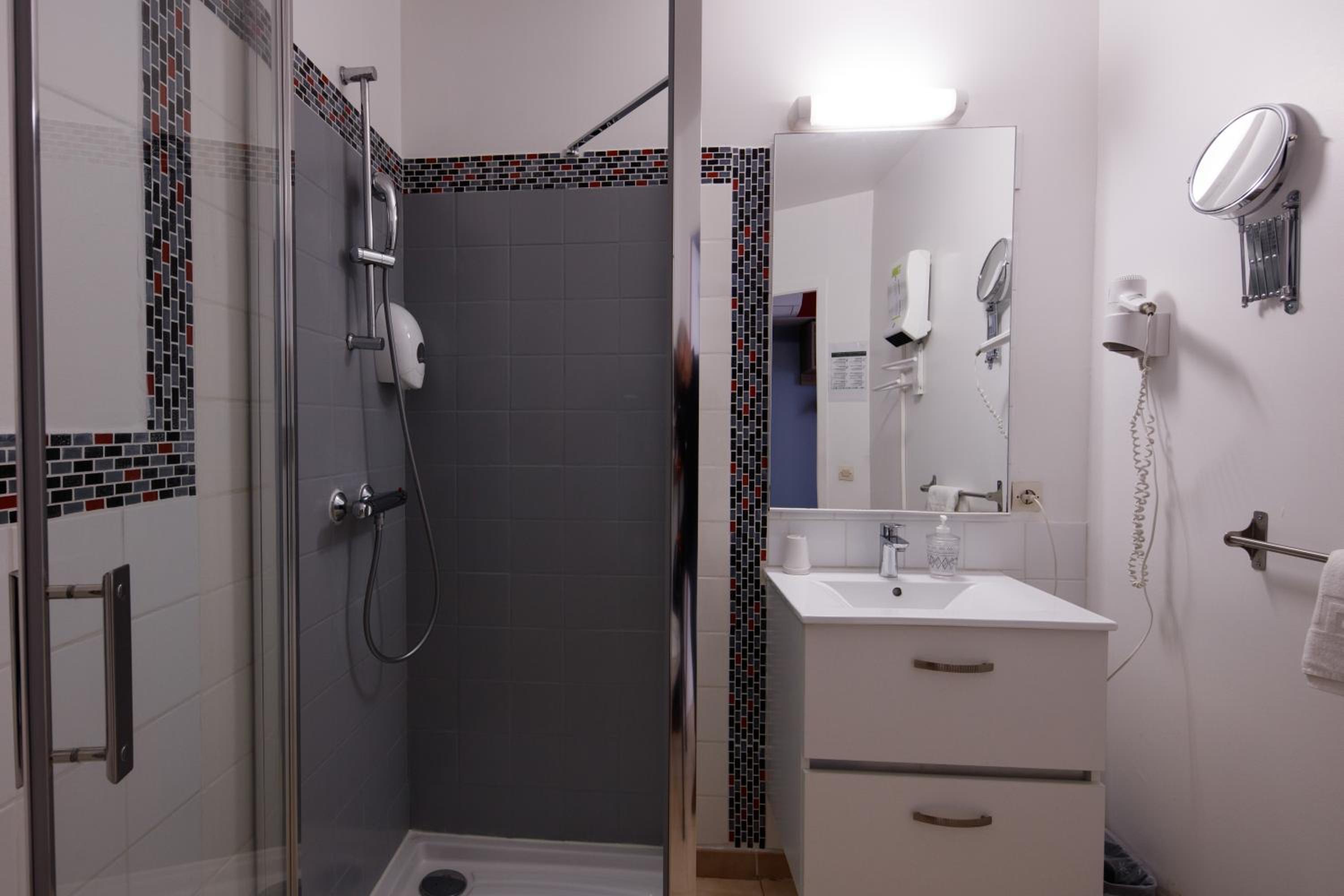 Twin Room with Air-Conditioning - Photo 3