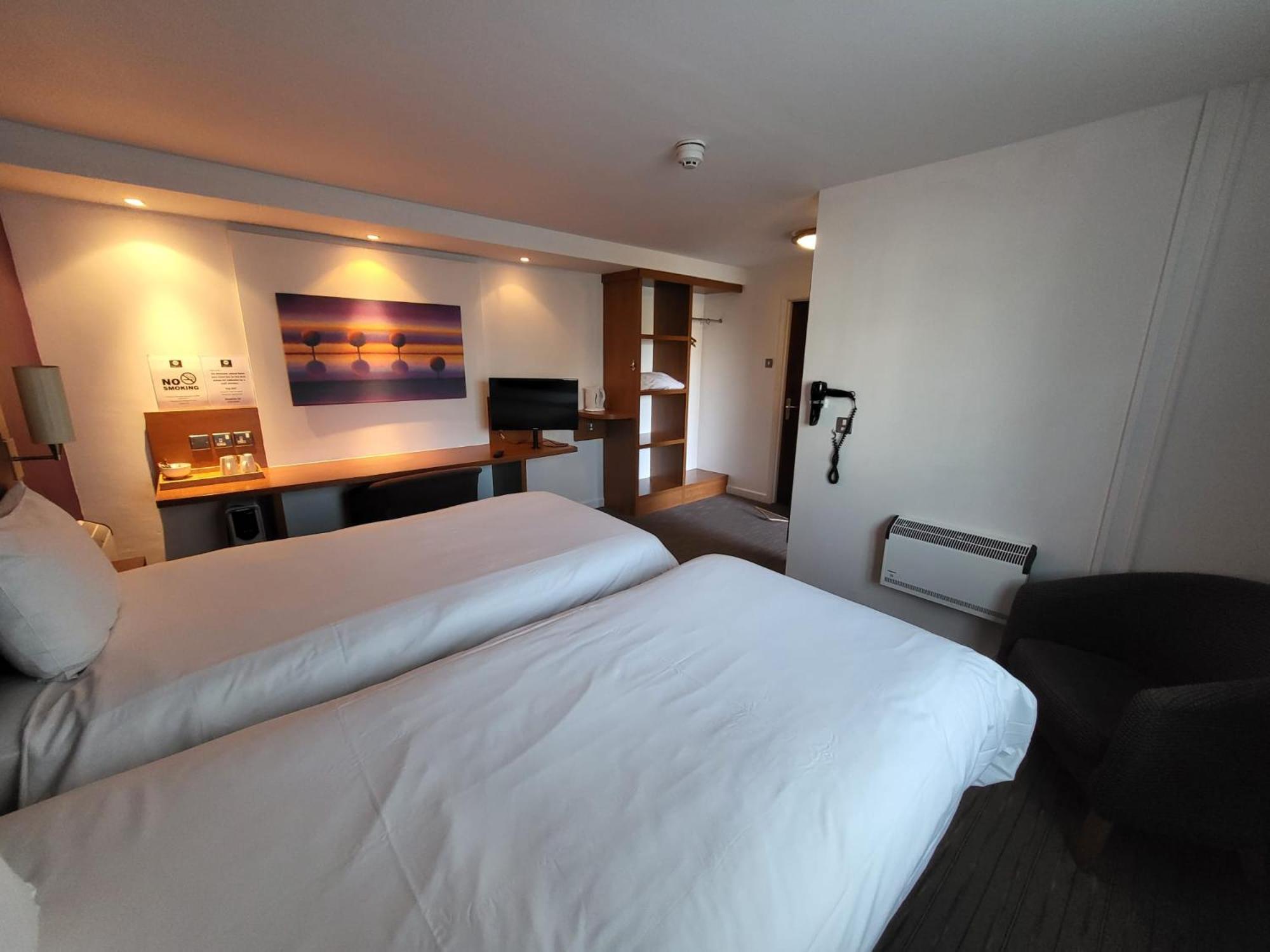 Standard Twin Room - Photo 7