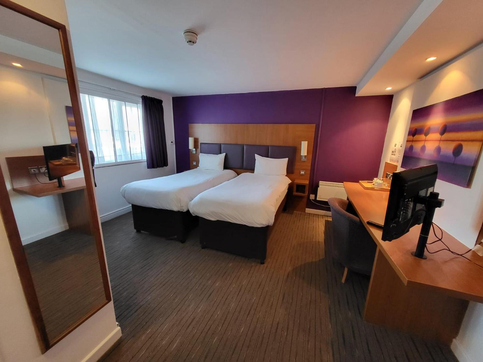 Standard Twin Room - Photo 8