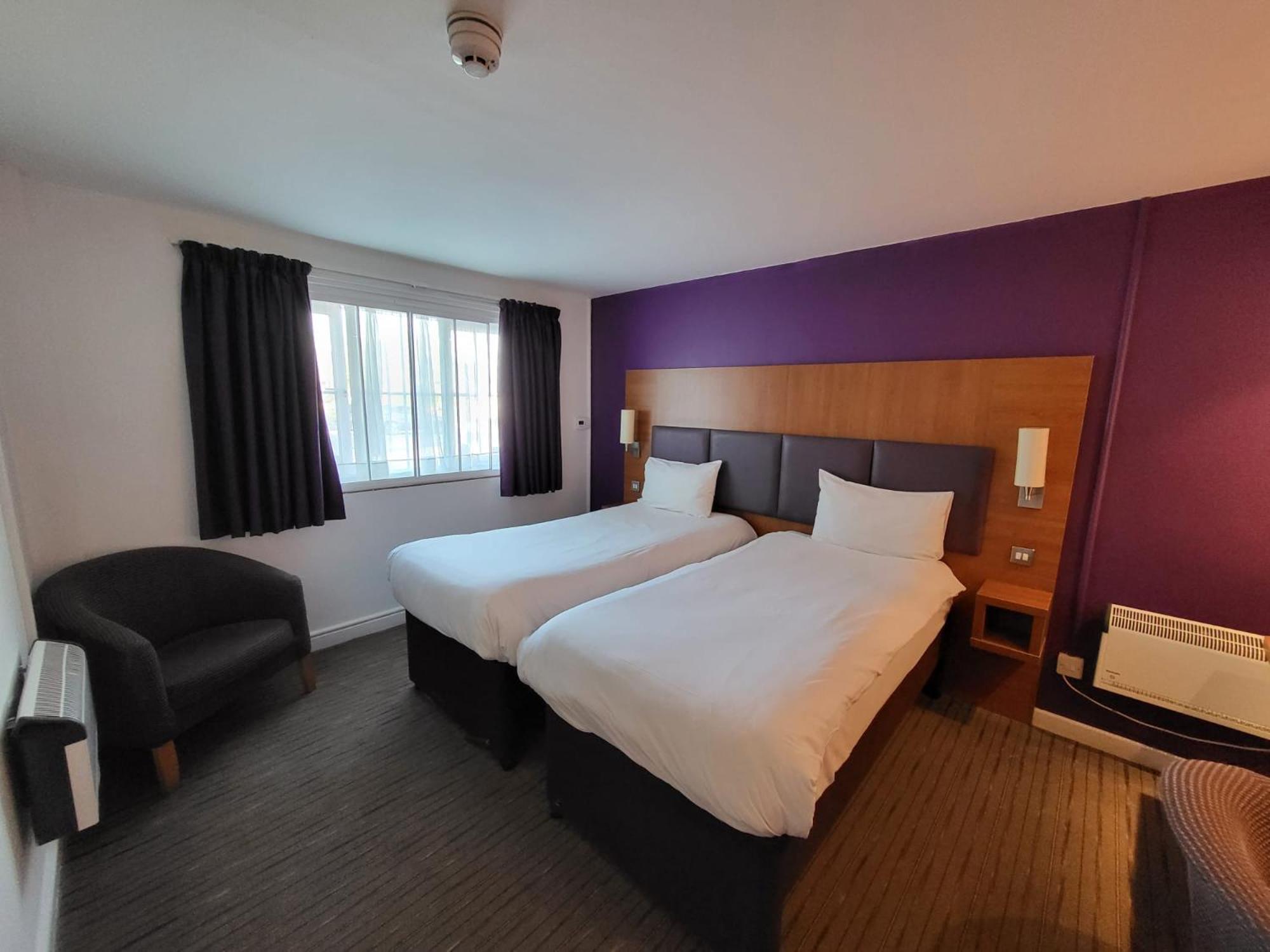 Standard Twin Room - Photo 5