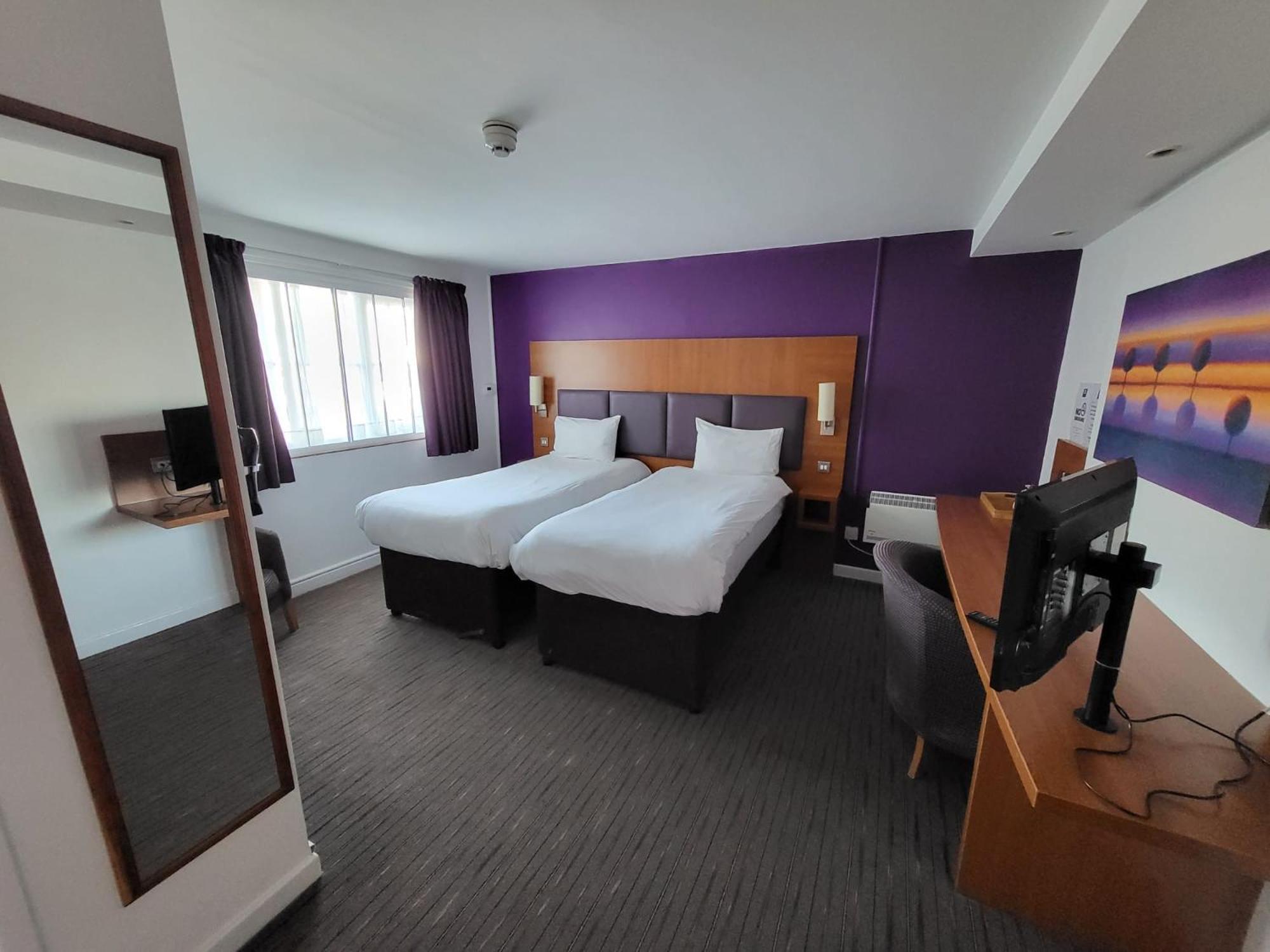 Standard Twin Room - Photo 4