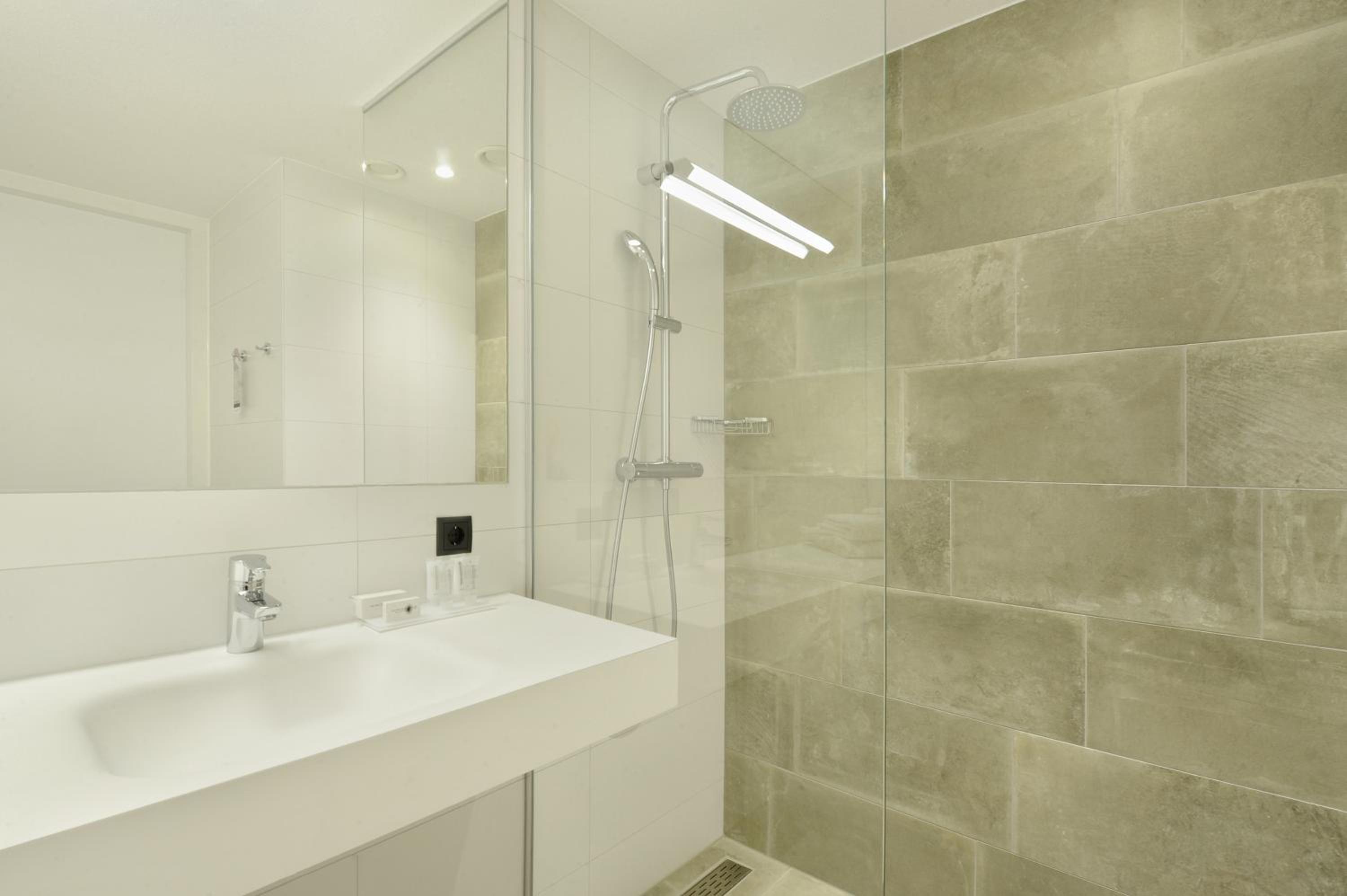 Deluxe Twin Room with Bath photo 2